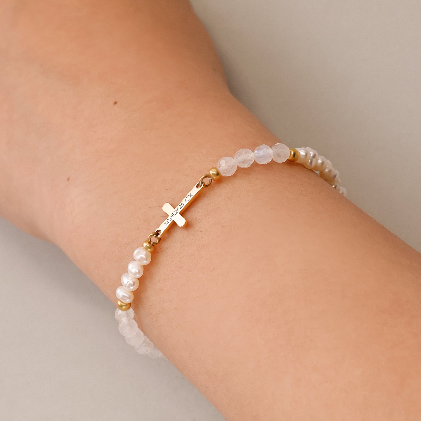 Mondstein & Süßwasserperlen-Armband mit Kreuz - Geschenk zur Konfirmation mit Karte