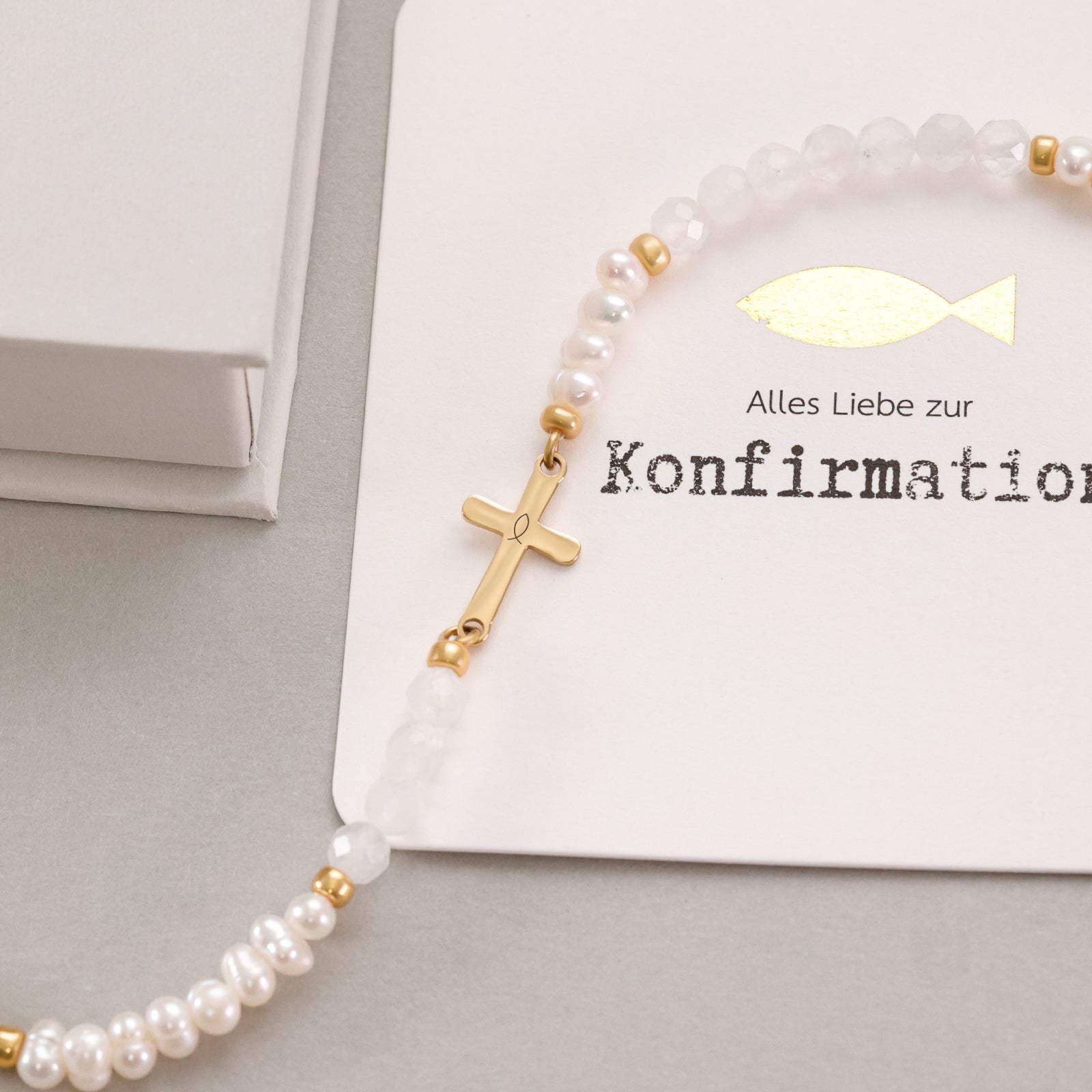 Mondstein & Süßwasserperlen-Armband mit Kreuz - Geschenk zur Konfirmation mit Karte