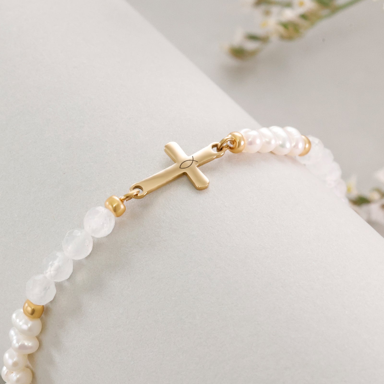 Mondstein & Süßwasserperlen-Armband mit Kreuz zur Kommunion – Kreuzanhänger mit Fischsymbol im Detail