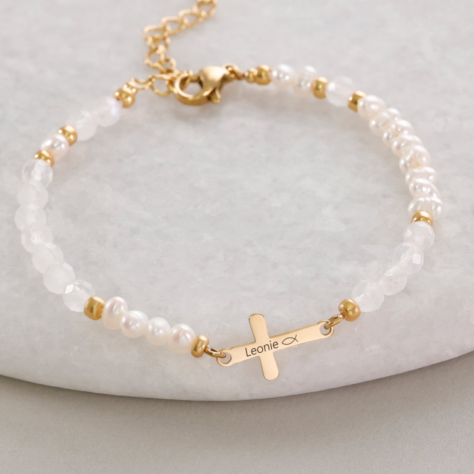 Mondstein & Süßwasserperlen-Armband mit Kreuz zur Kommunion – Kreuzanhänger mit Namen und Fischsymbol graviert