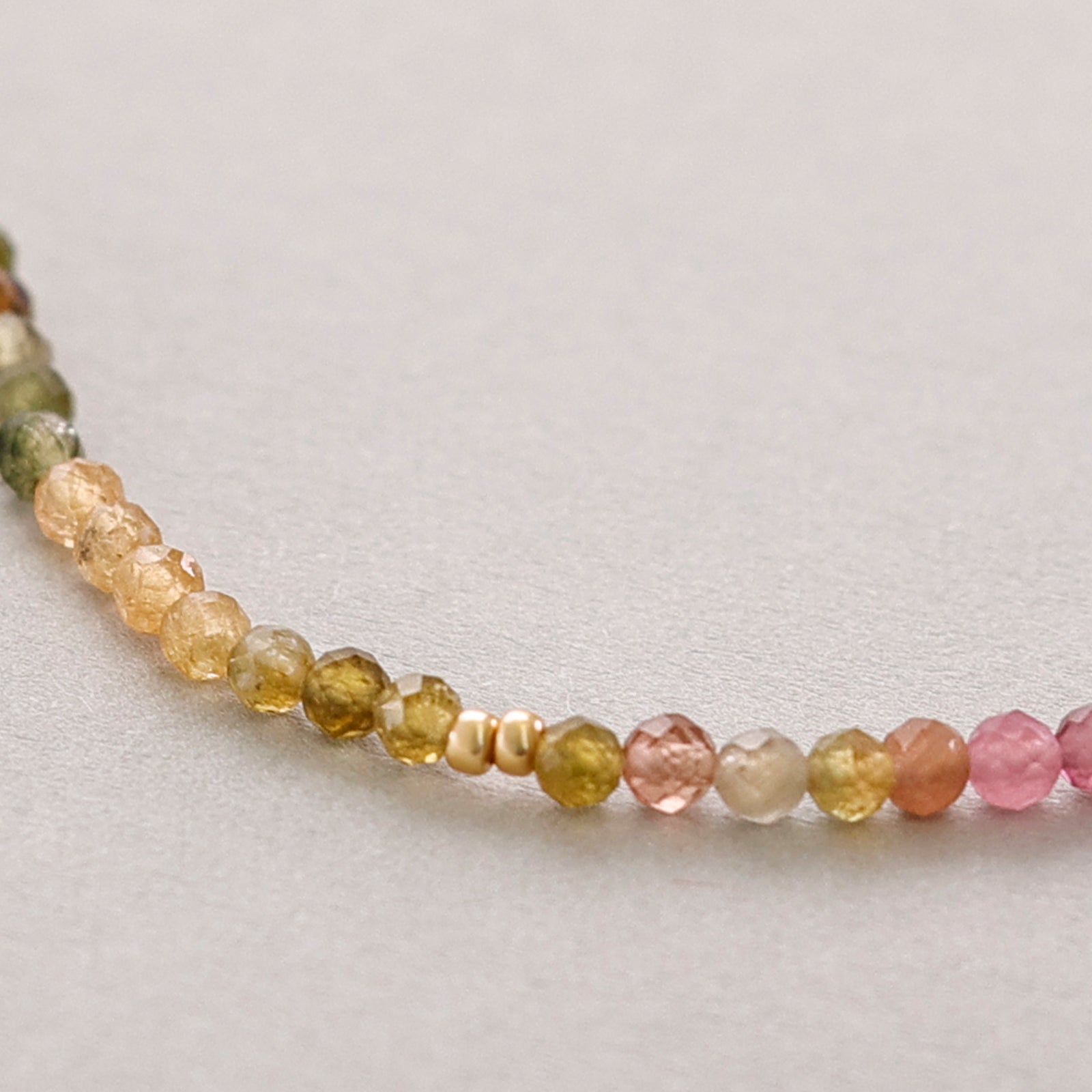 Regenbogen-Turmalin Halskette mit Hammerschlagplättchen - 925er Sterling Silber