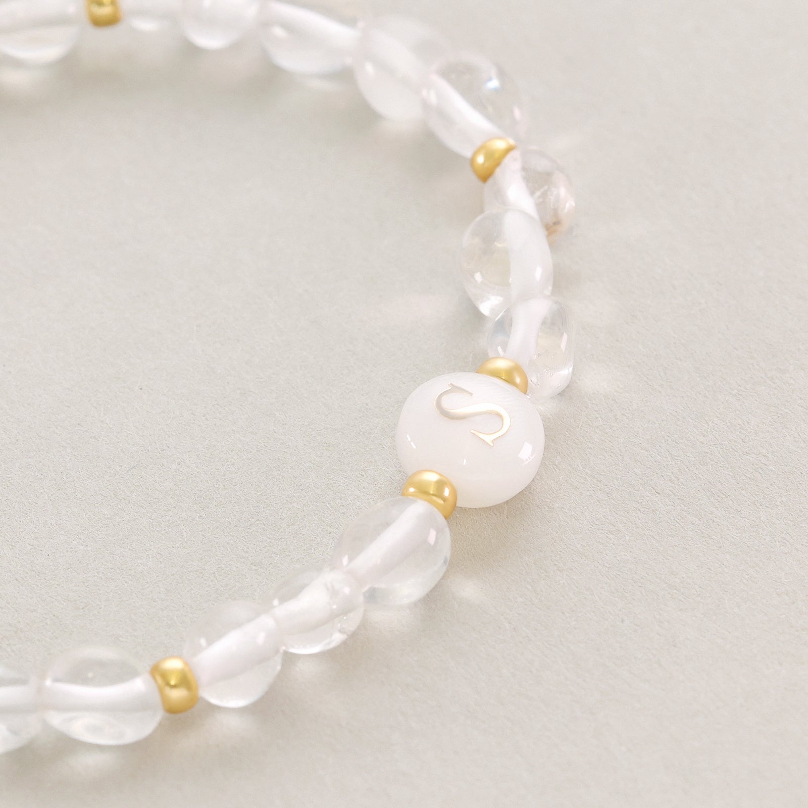 Initialen-Armband aus Bergkristall und Perlmutt Damen Armband VIVIANNASCHMUCK