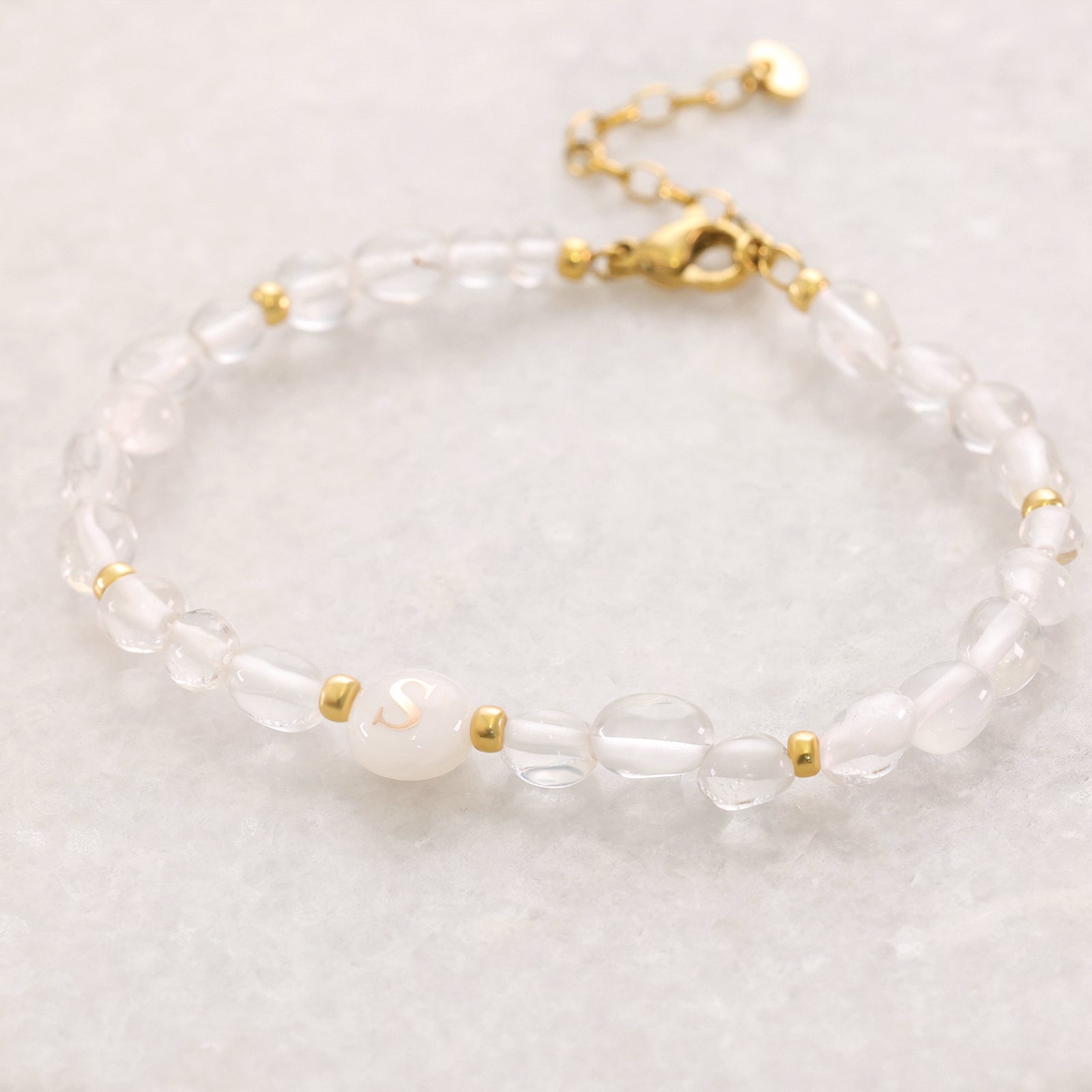 Initialen-Armband aus Bergkristall und Perlmutt Damen Armband VIVIANNASCHMUCK