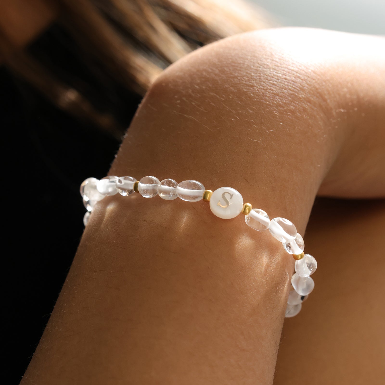 Initialen-Armband aus Bergkristall und Perlmutt