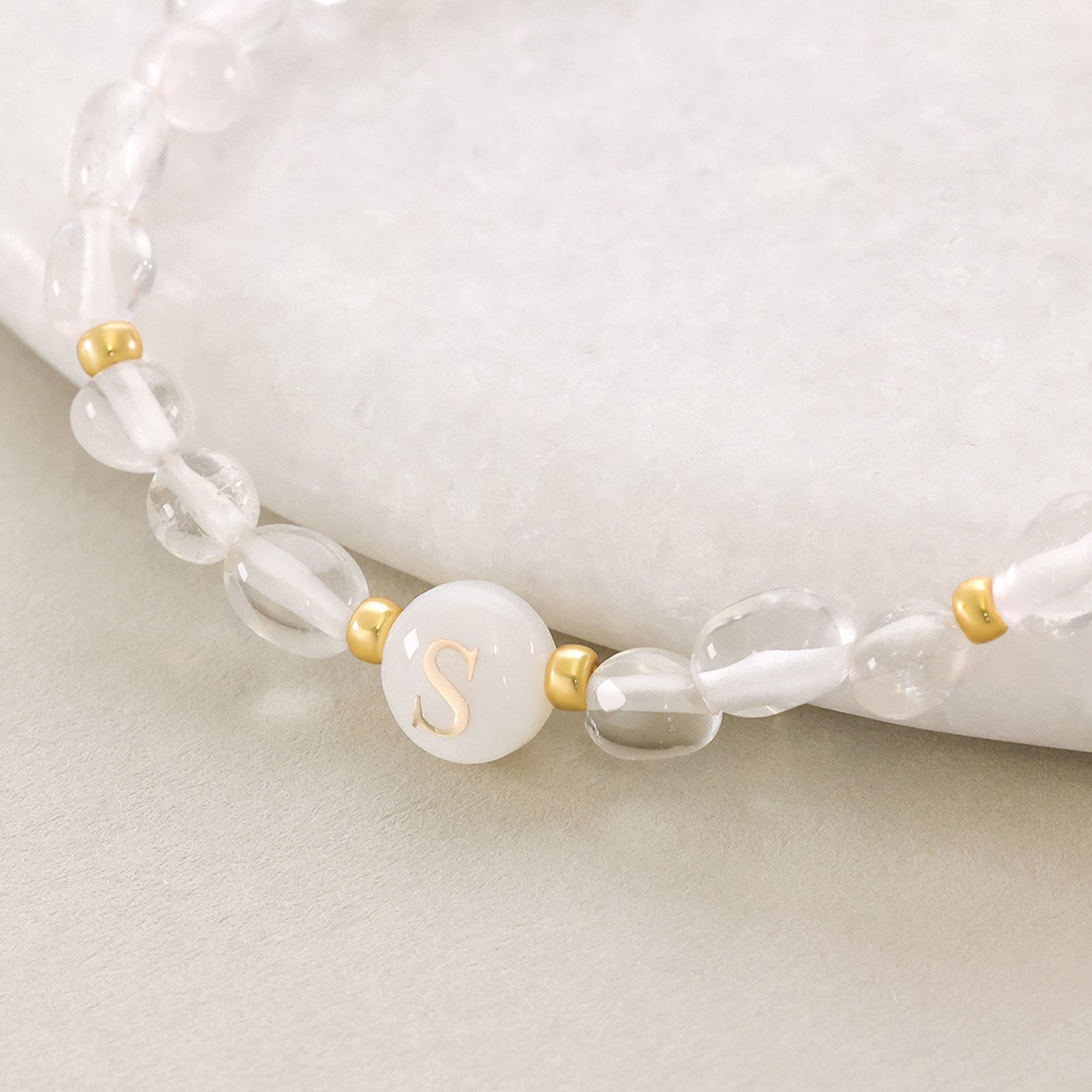 Initialen-Armband aus Bergkristall und Perlmutt Damen Armband VIVIANNASCHMUCK