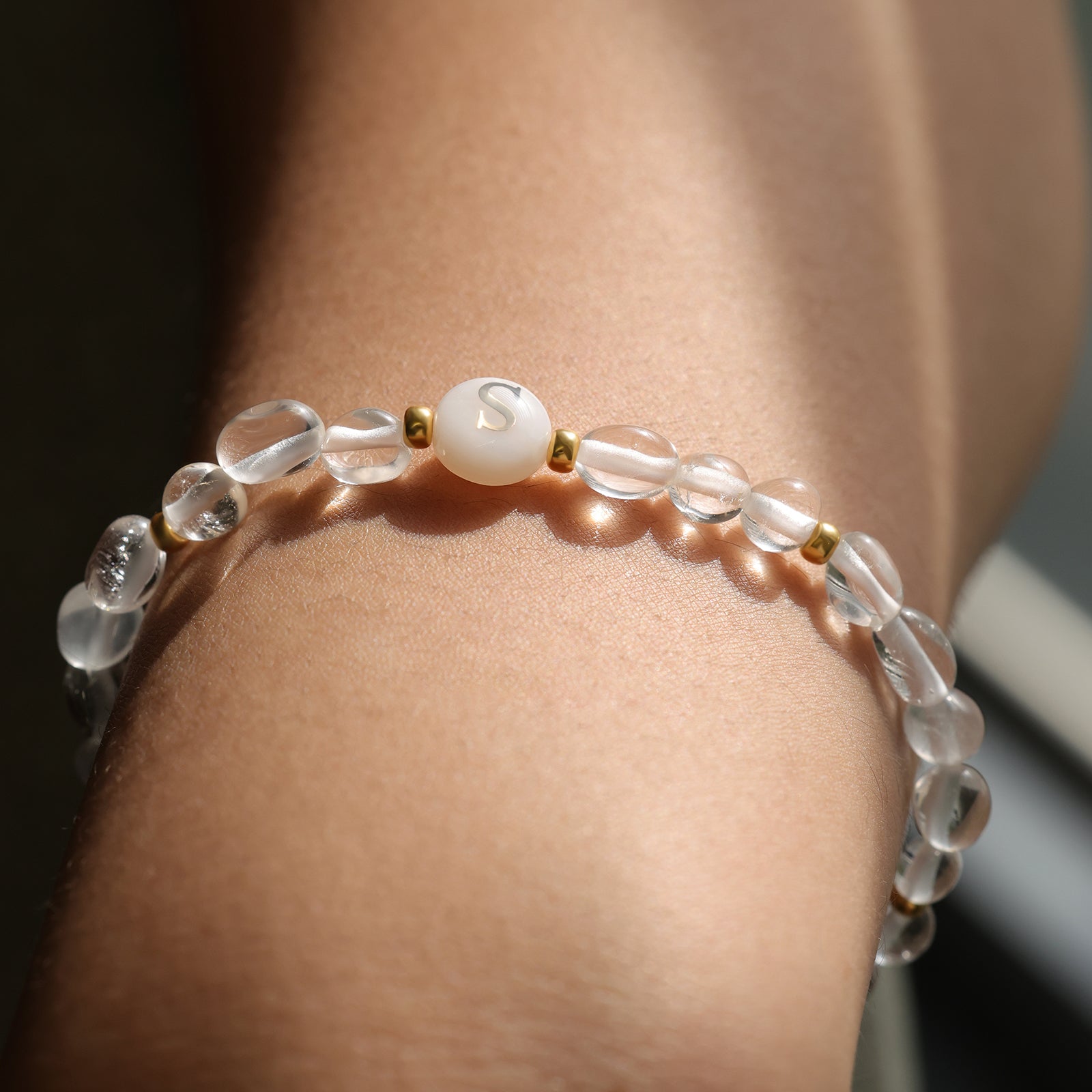 Initialen-Armband aus Bergkristall und Perlmutt Damen Armband VIVIANNASCHMUCK