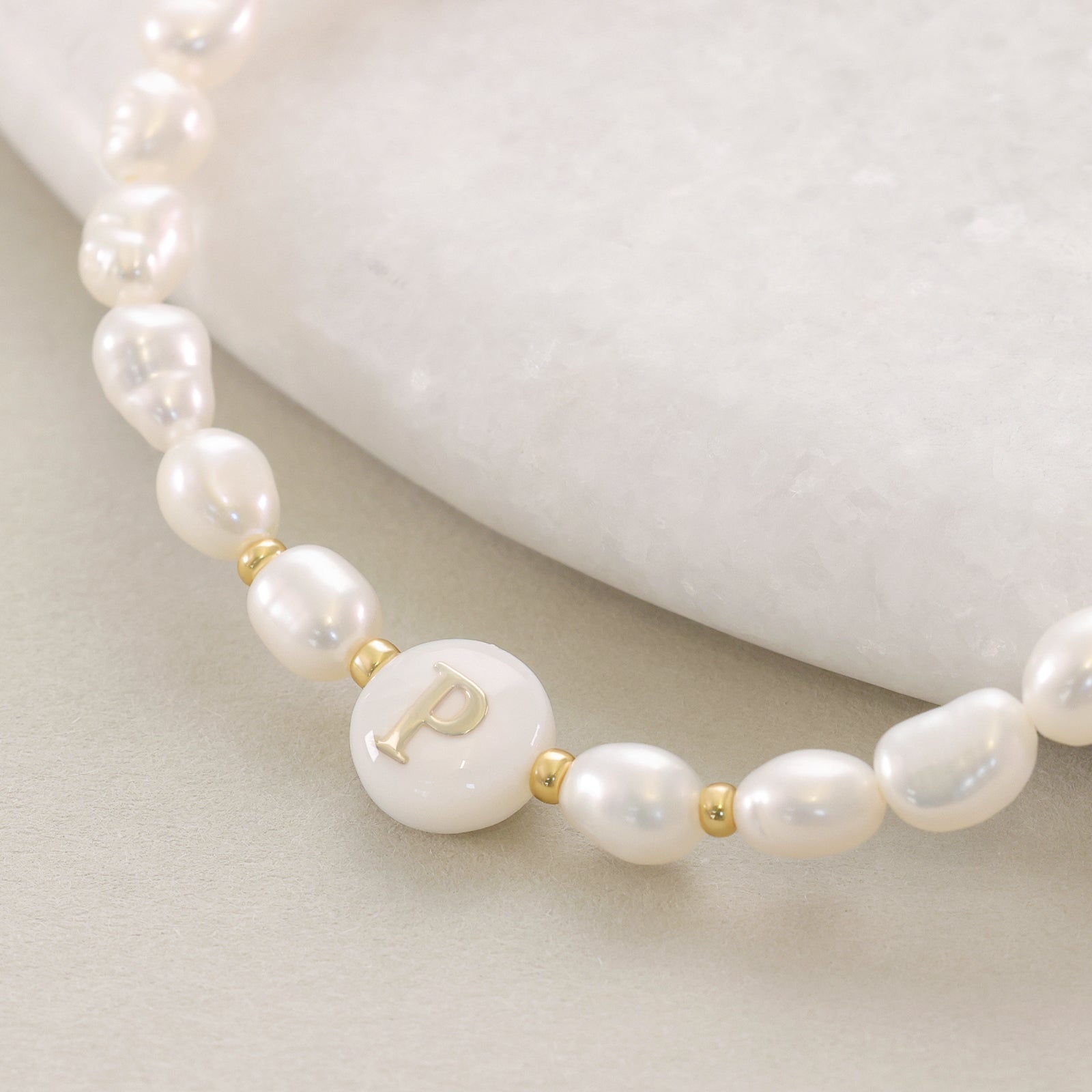 Süßwasserperlen Armband mit Perlmutt Initiale Damen Armband VIVIANNASCHMUCK