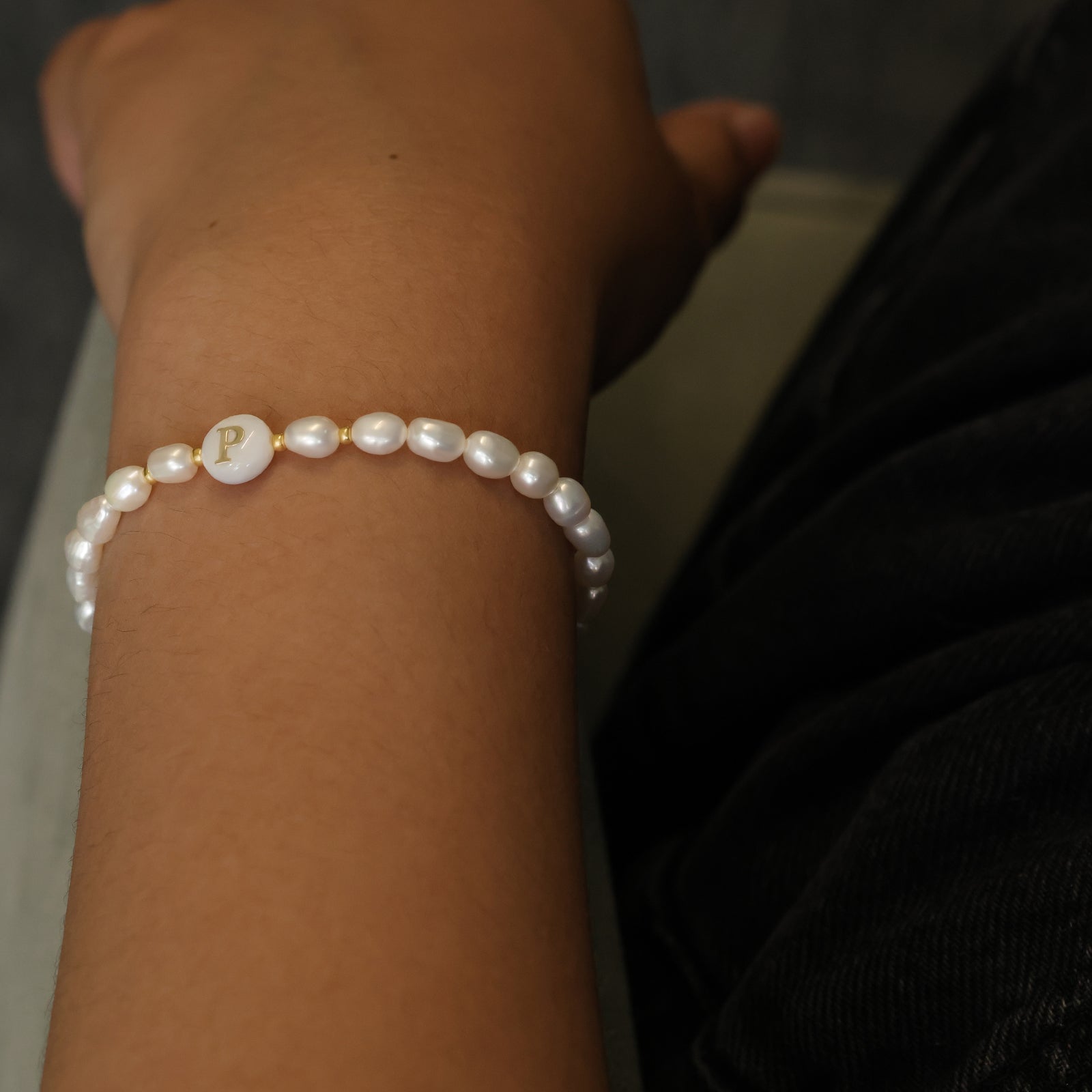 Süßwasserperlen Armband mit Perlmutt Initiale Damen Armband VIVIANNASCHMUCK