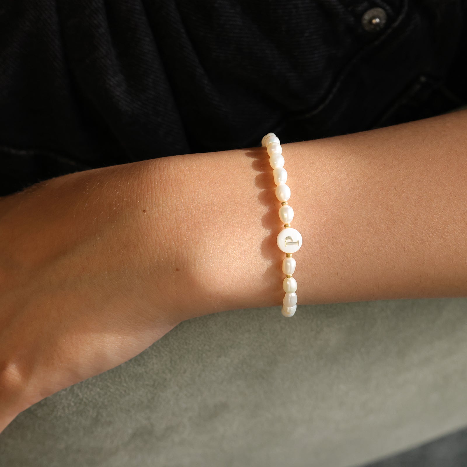Süßwasserperlen Armband mit Perlmutt Initiale Damen Armband VIVIANNASCHMUCK