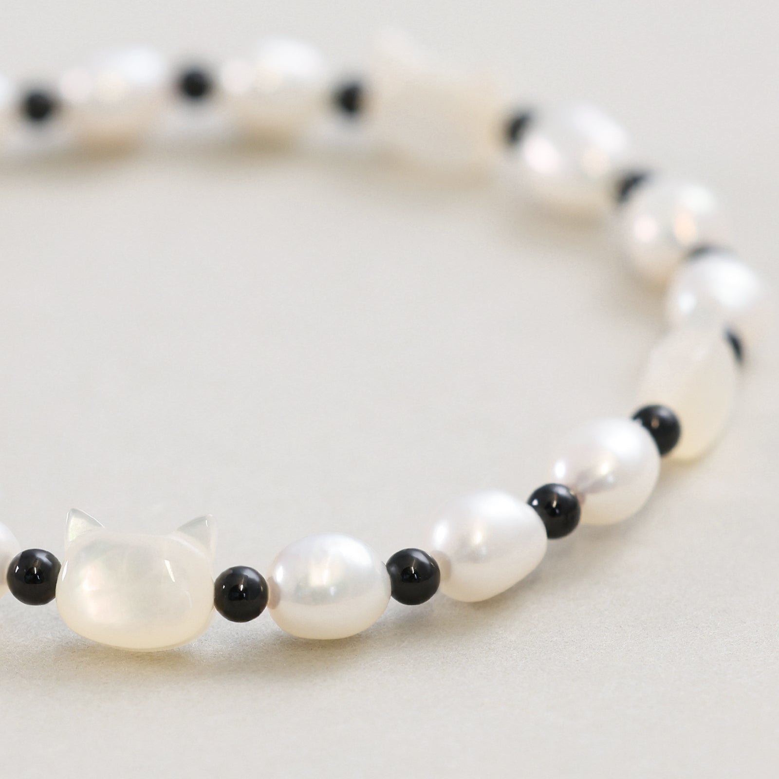 Süßwasserperlenarmband mit Perlmutt-Katze - 925er Sterling Silber Damen Armband VIVIANNASCHMUCK