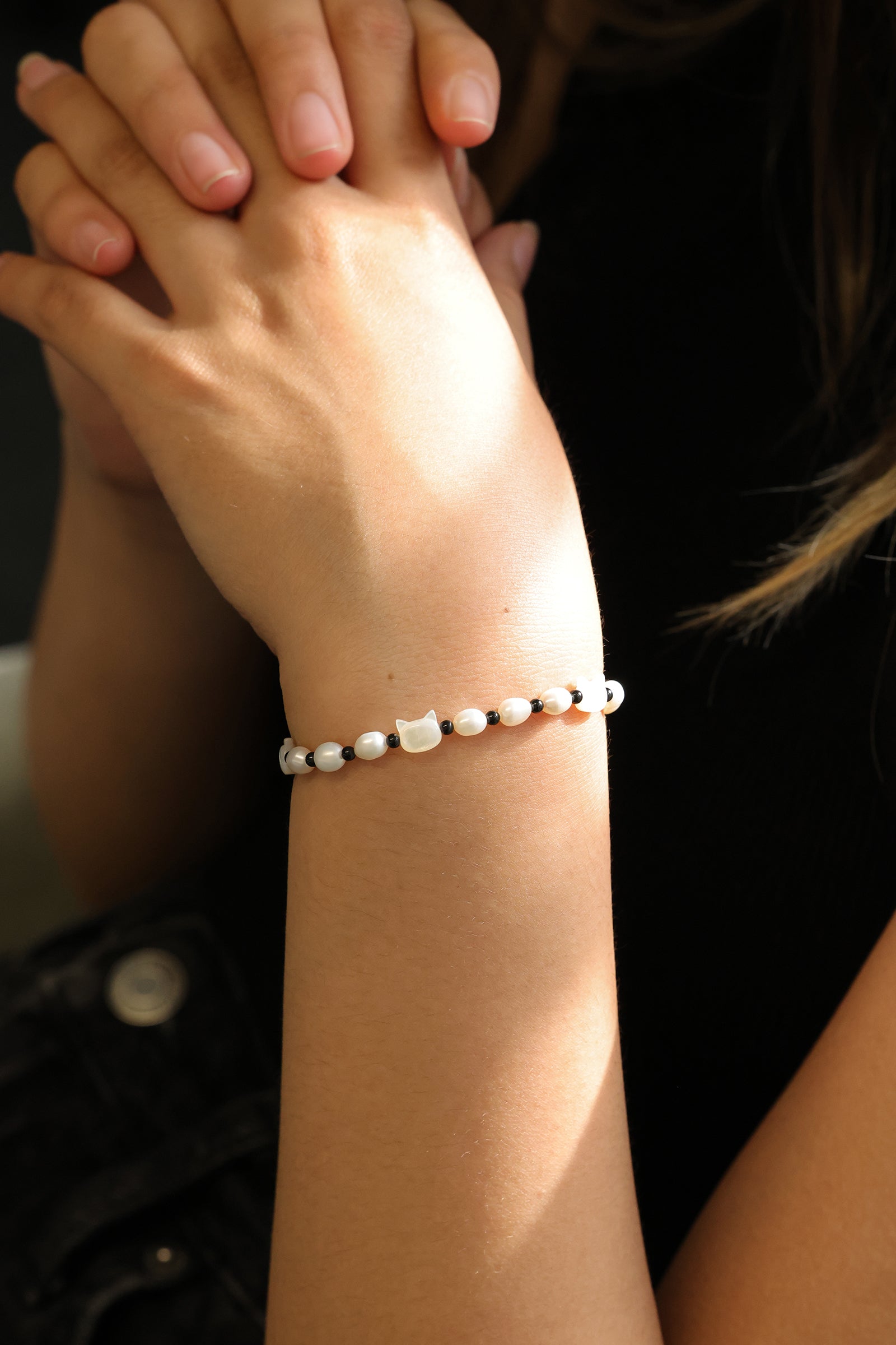 Süßwasserperlenarmband mit Perlmutt-Katze - 925er Sterling Silber Damen Armband VIVIANNASCHMUCK