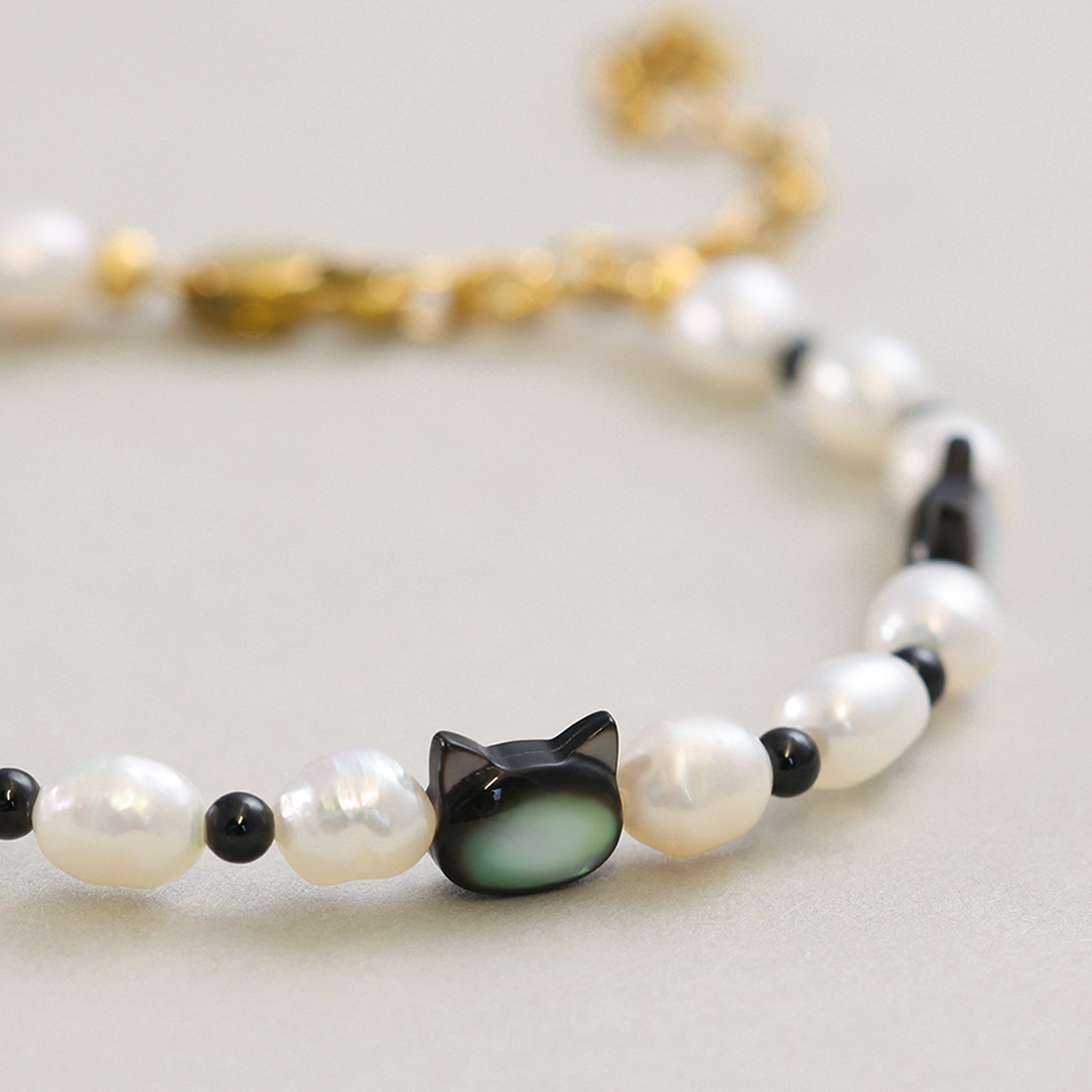 Katzen-Perlenarmband mit Süßwasserperlen - 925er Sterling Silber