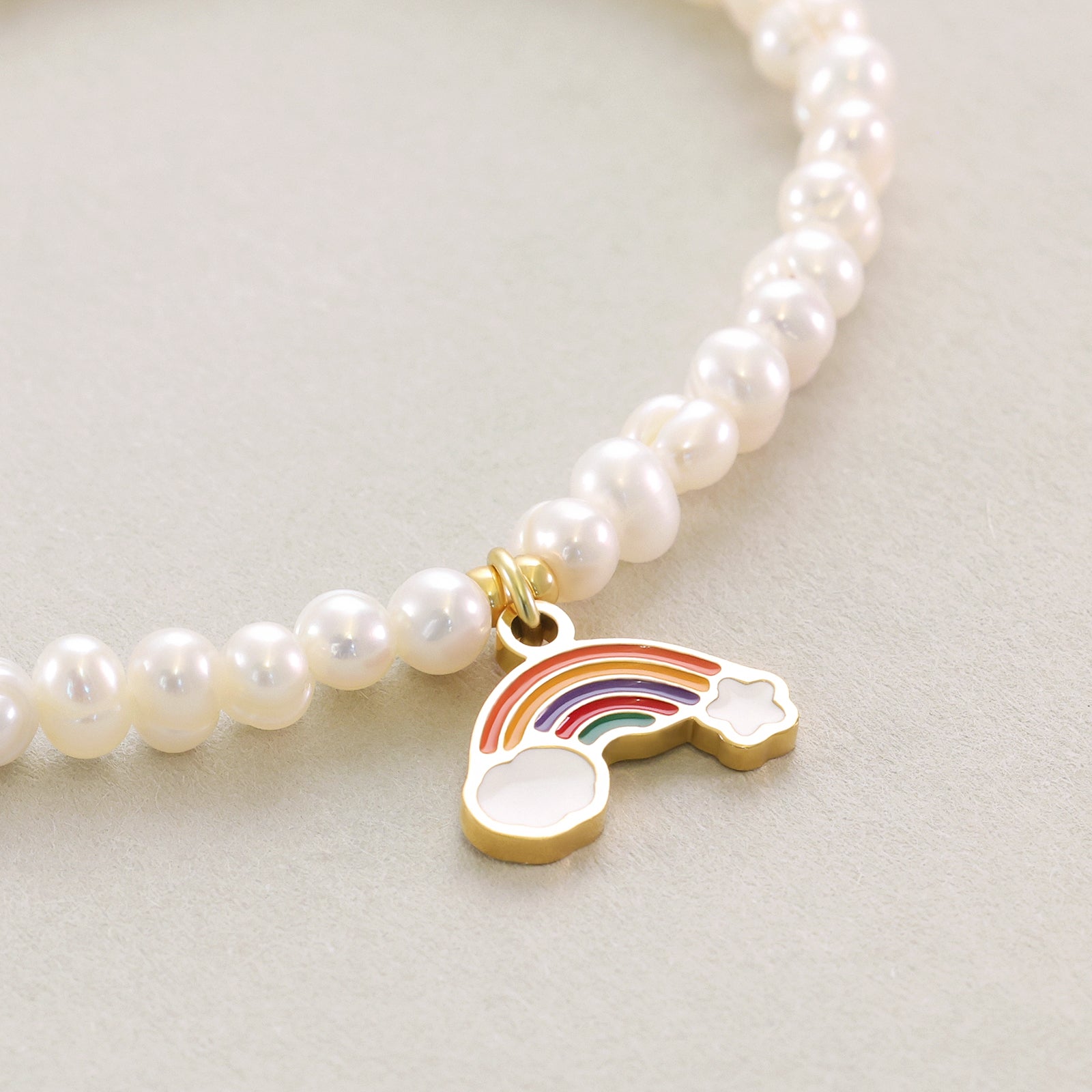 Süßwasserperlen Armband mit buntem Regenbogen Anhänger