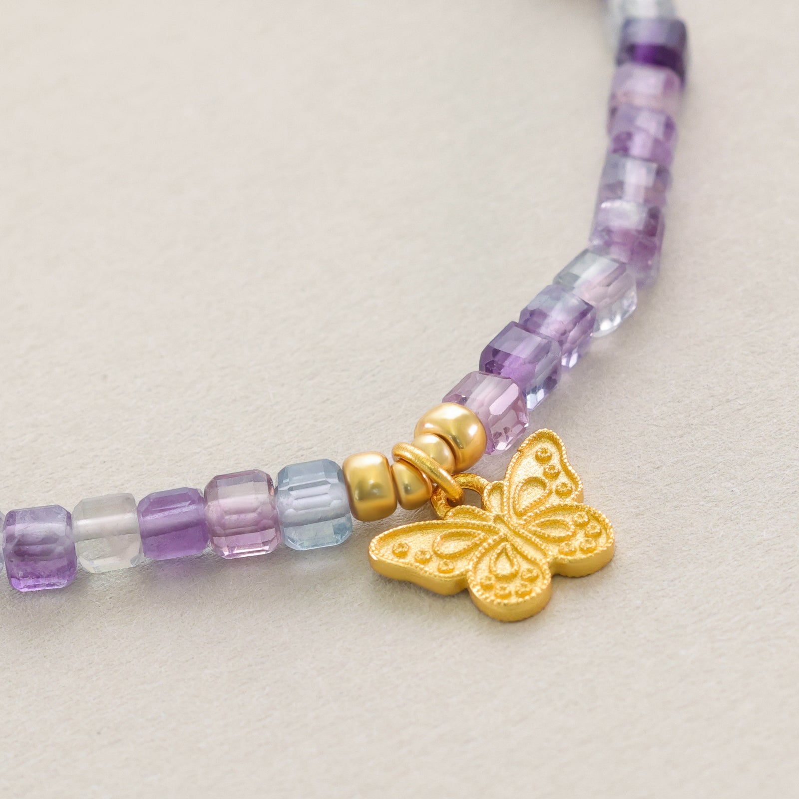 Regenbogen-Fluorit Armband mit Schmetterlingsanhänger - 925er Sterling Silber Damen Armband VIVIANNASCHMUCK