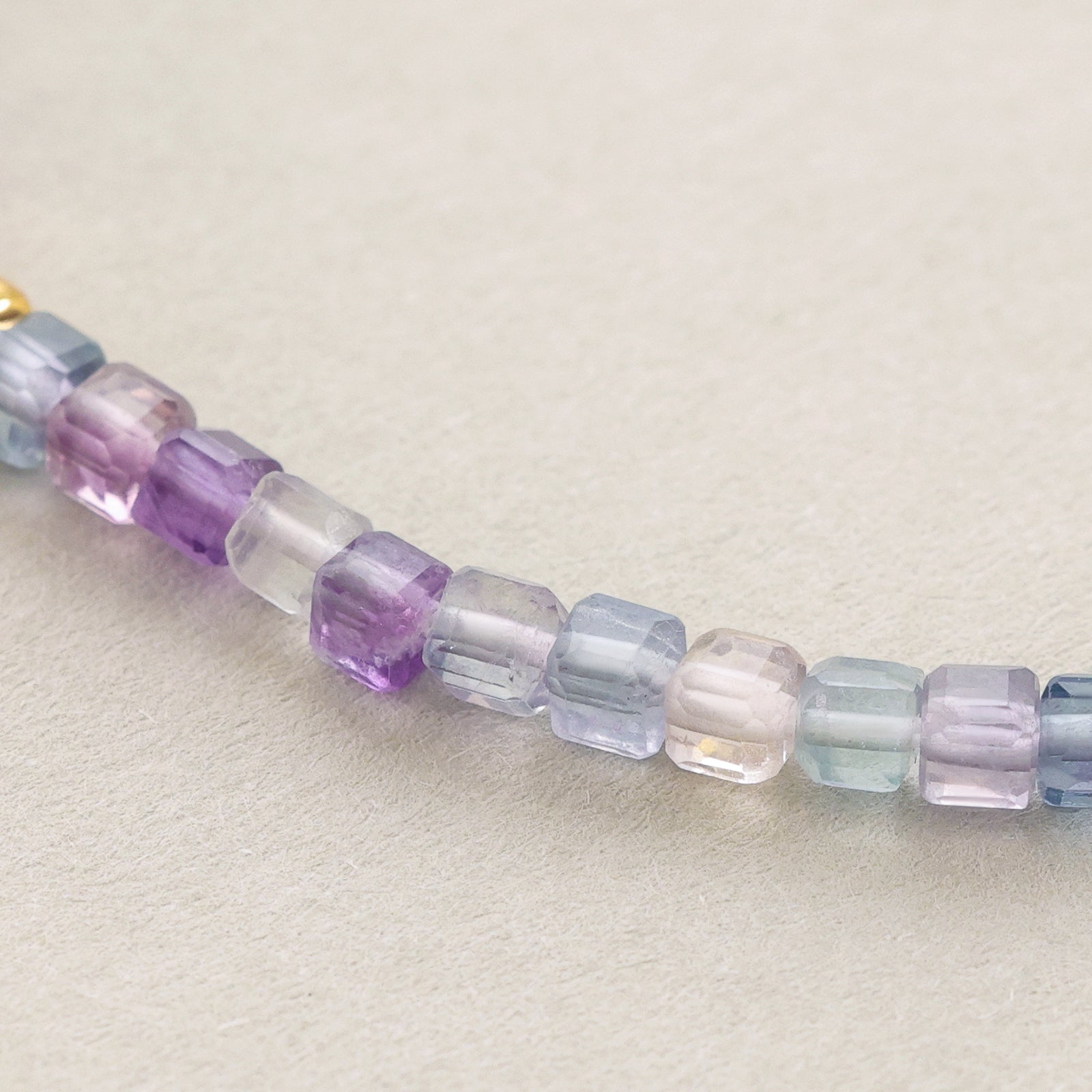 Regenbogen-Fluorit Armband mit Schmetterlingsanhänger - 925er Sterling Silber Damen Armband VIVIANNASCHMUCK