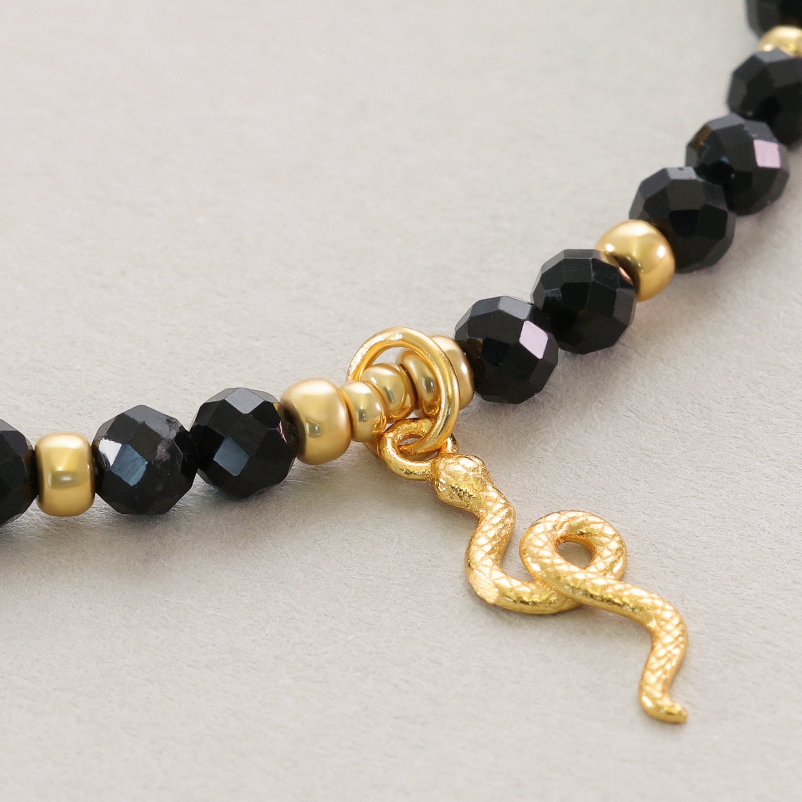 Schwarzer Turmalin Schutzarmband mit Schlangenanhänger - 925er Sterling Silber Damen Armband VIVIANNASCHMUCK