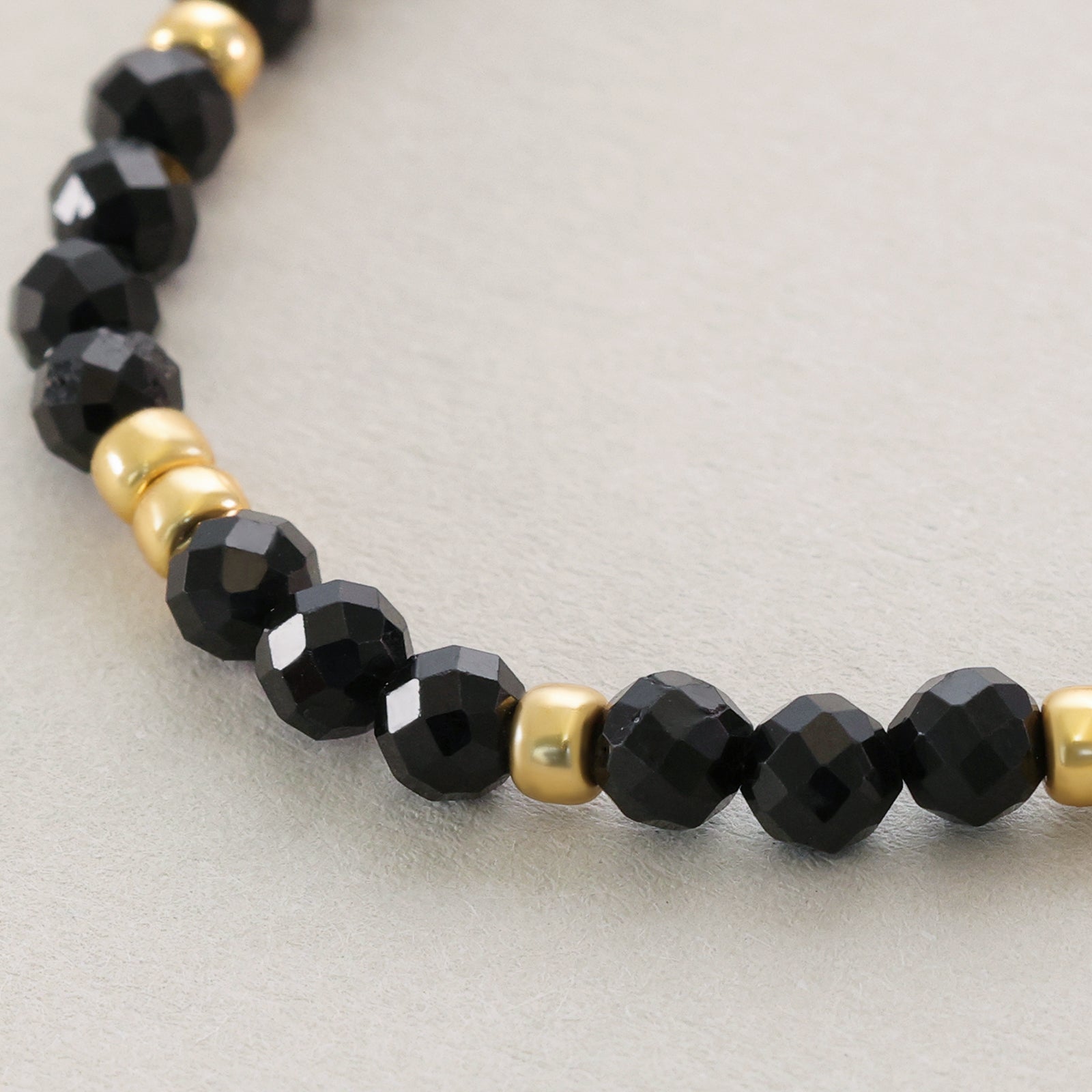 Schwarzer Turmalin Schutzarmband mit Schlangenanhänger - 925er Sterling Silber Damen Armband VIVIANNASCHMUCK