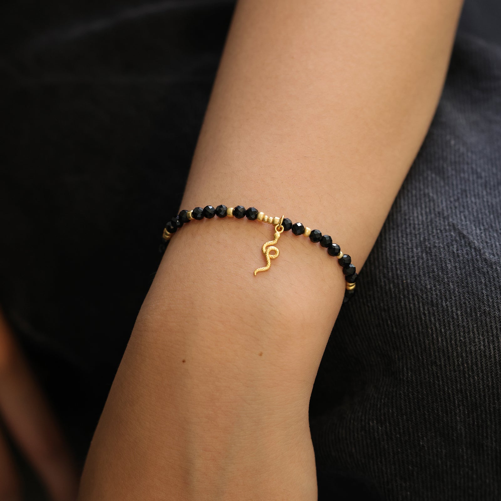 Schwarzer Turmalin Schutzarmband mit Schlangenanhänger - 925er Sterling Silber