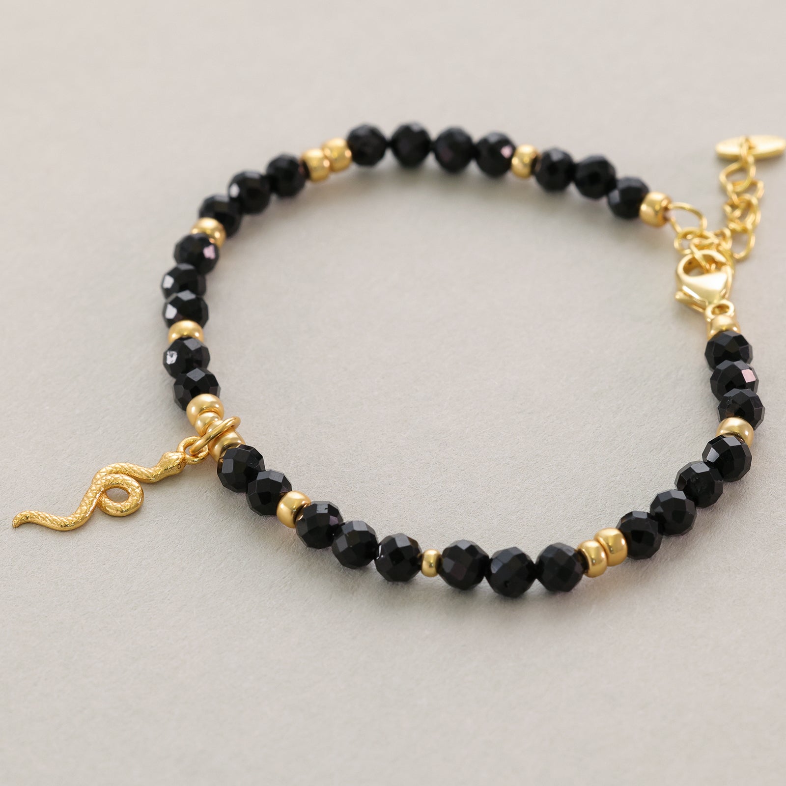 Schwarzer Turmalin Schutzarmband mit Schlangenanhänger - 925er Sterling Silber Damen Armband VIVIANNASCHMUCK