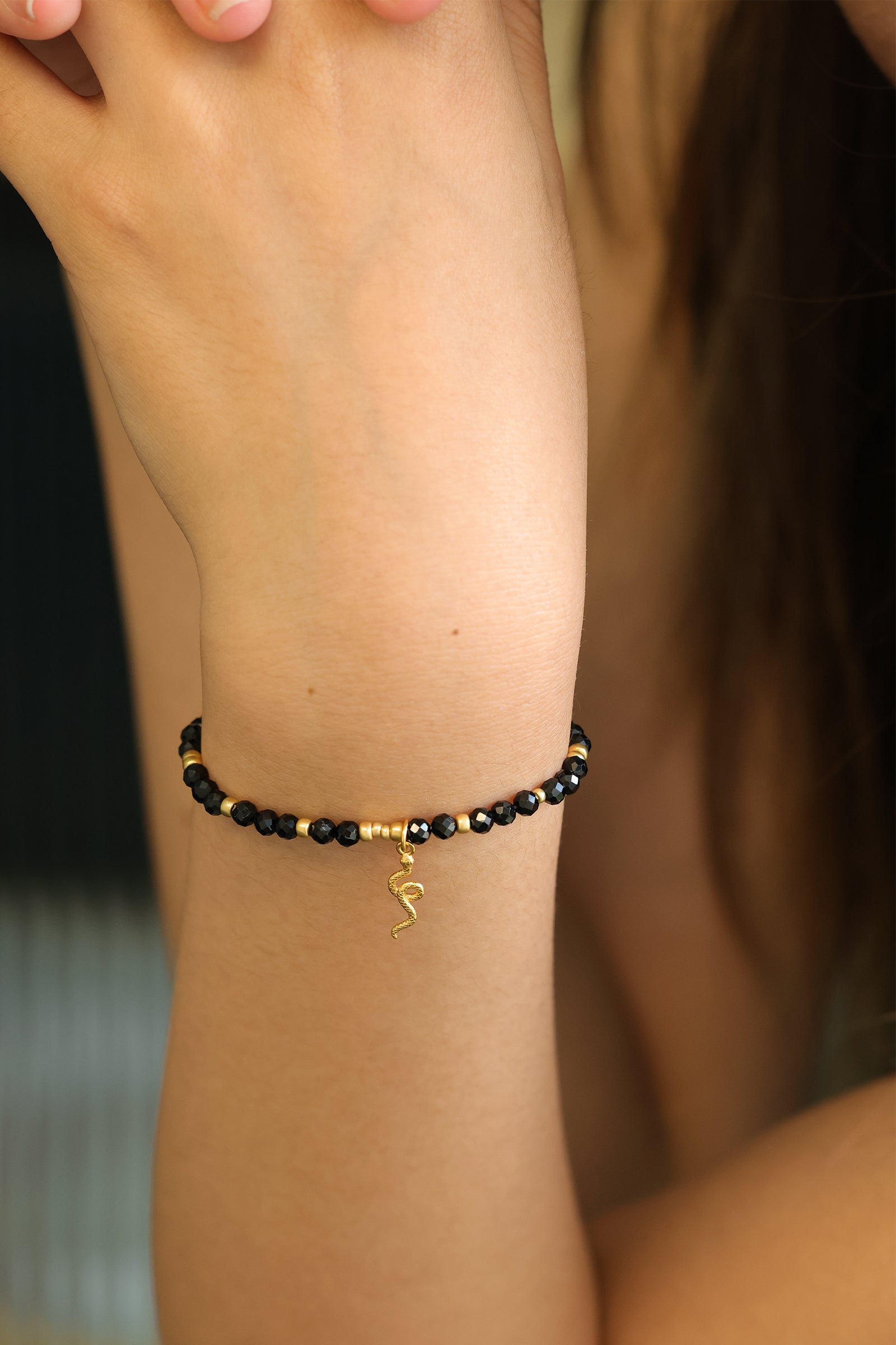 Schwarzer Turmalin Schutzarmband mit Schlangenanhänger - 925er Sterling Silber Damen Armband VIVIANNASCHMUCK