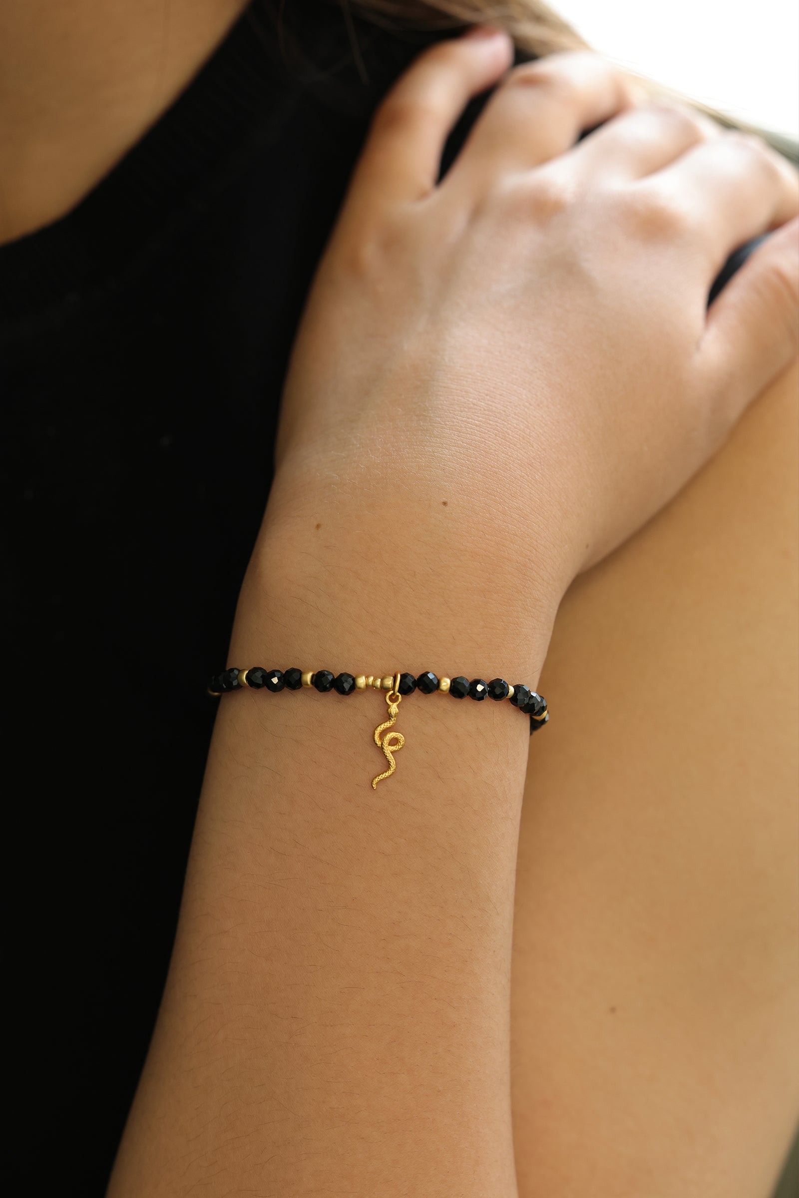 Schwarzer Turmalin Schutzarmband mit Schlangenanhänger - 925er Sterling Silber Damen Armband VIVIANNASCHMUCK