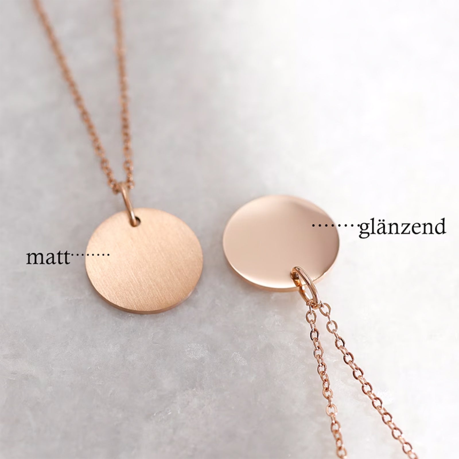 Personalisierte Familienkette mit großen und kleinen Gravurplättchen