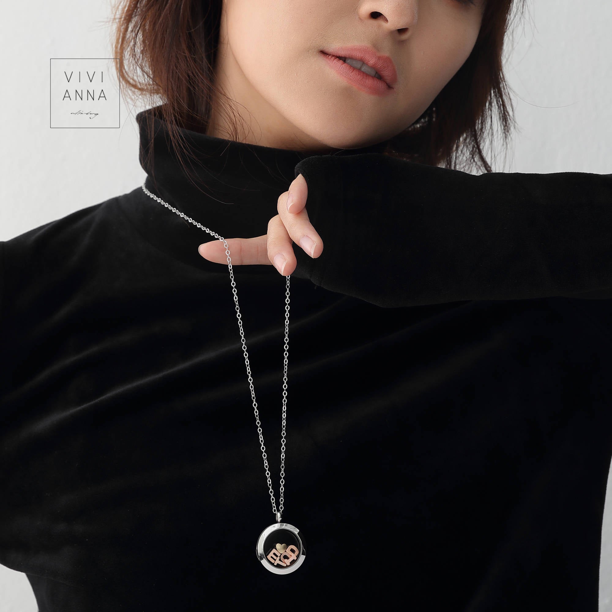 Personalisierbare Glasmedaillon-Kette mit Wunschbuchstaben Damen Halskette VIVIANNASCHMUCK