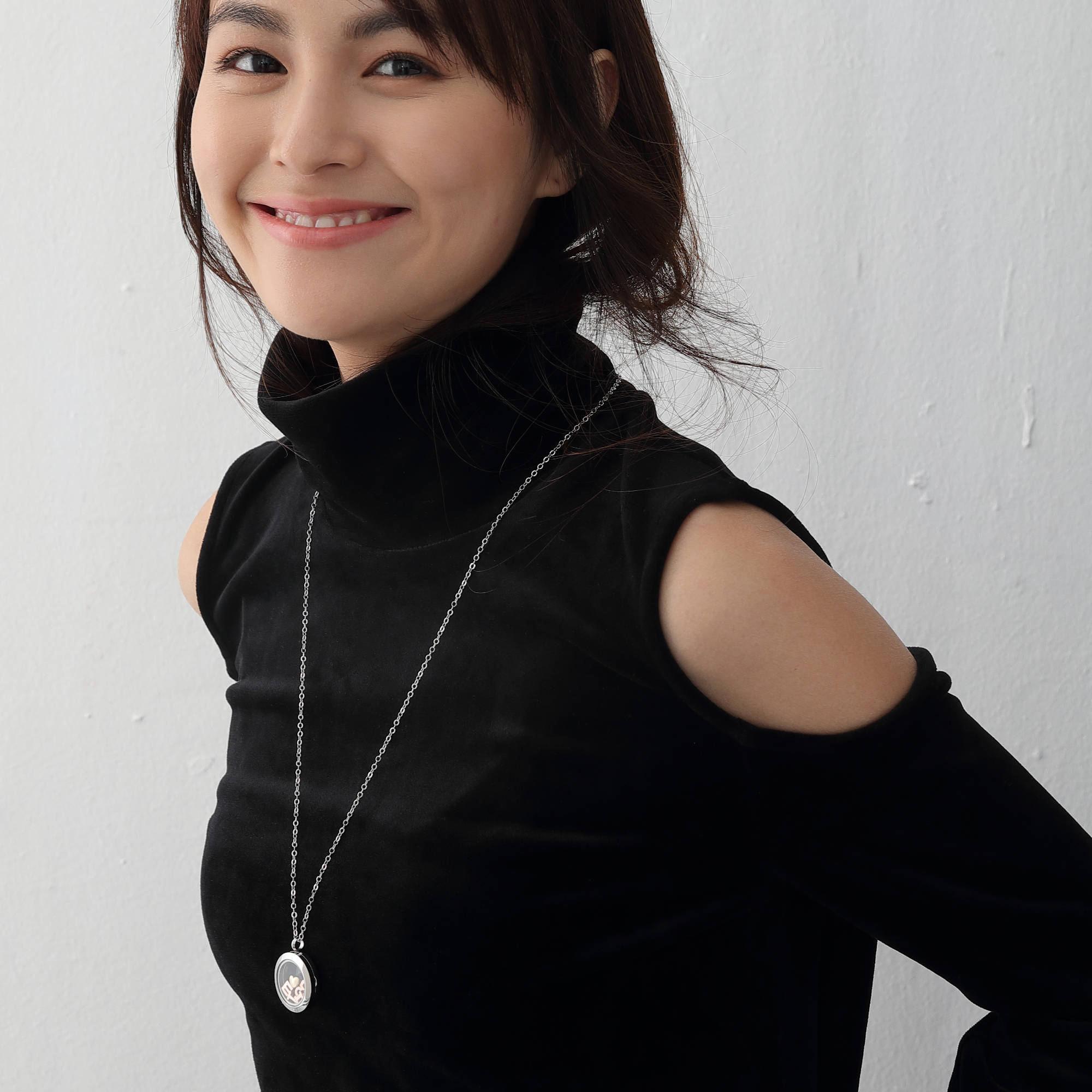 Personalisierbare Glasmedaillon-Kette mit Wunschbuchstaben Damen Halskette VIVIANNASCHMUCK