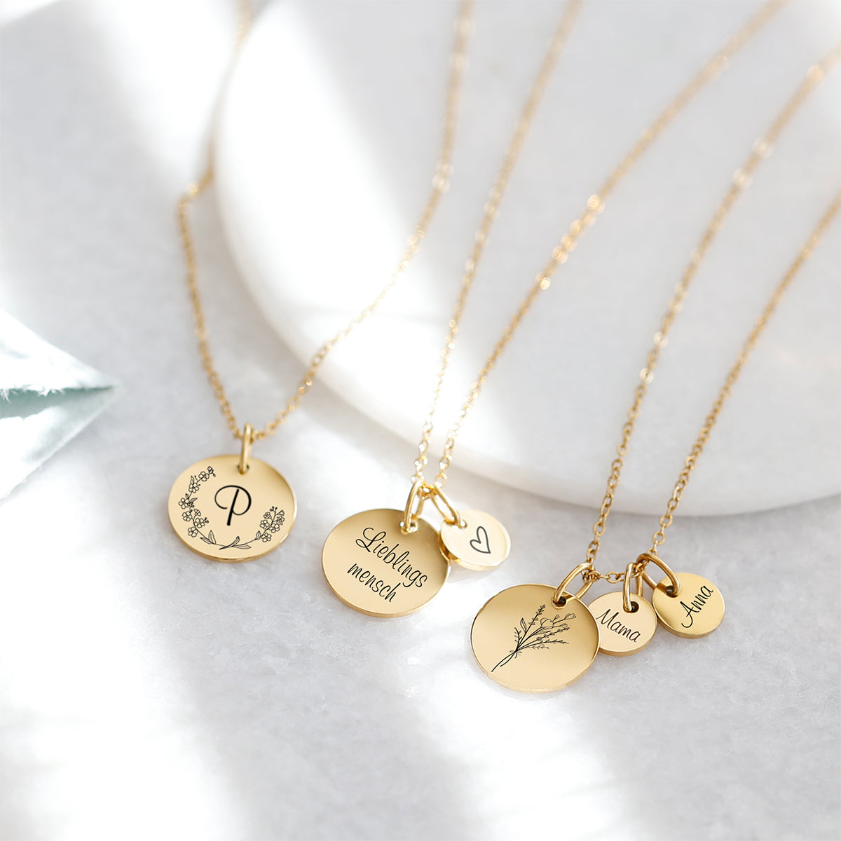 Personalisierte Familienkette mit großen und kleinen Gravurplättchen