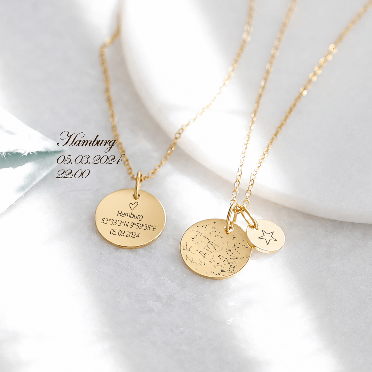 Sternenmoment – Personalisierte Sternenkarte Kette mit dem Sternenhimmel nach Ort & Datum Damen Halskette VIVIANNASCHMUCK