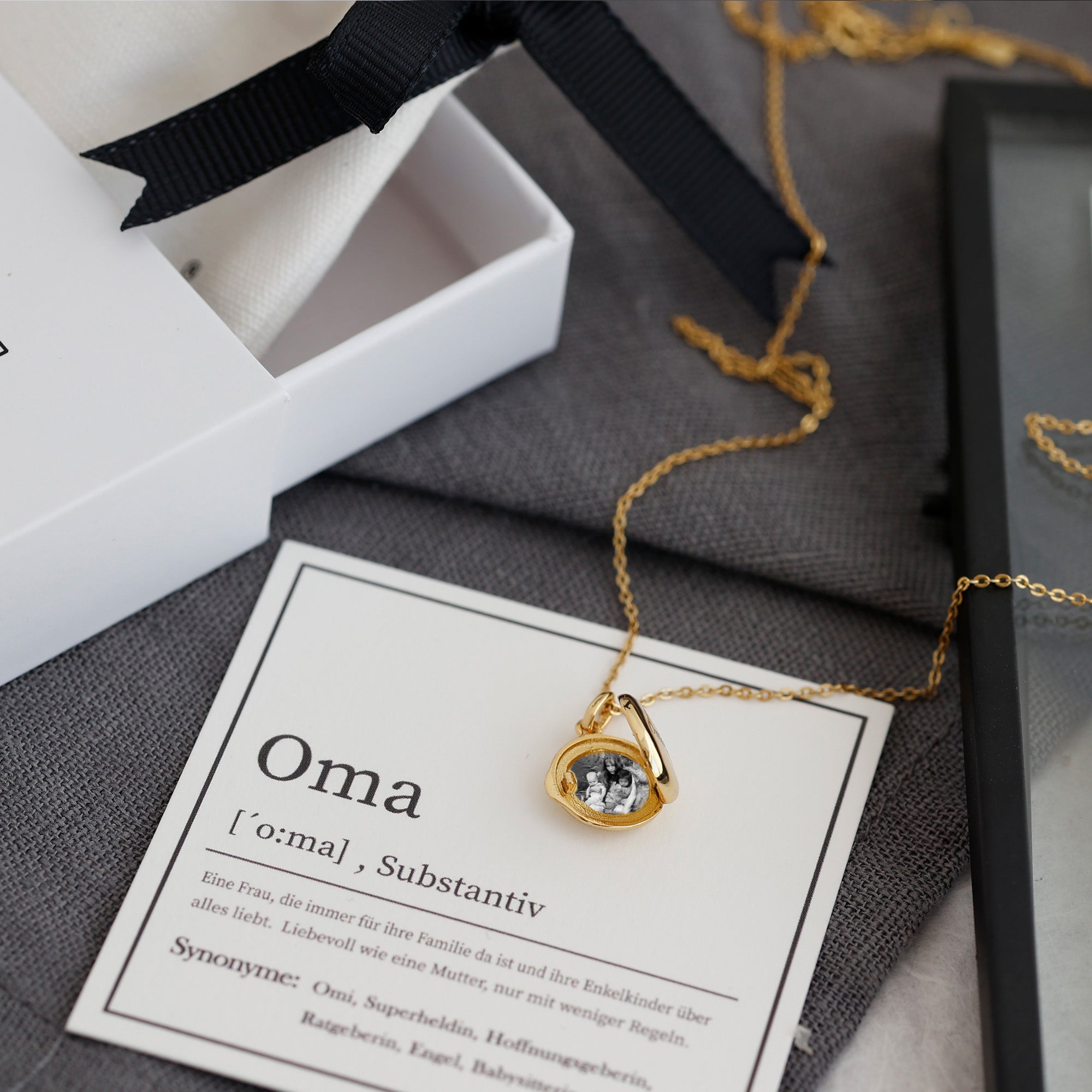Geschenk für Oma mit Karte - Personalisiertes mini Medaillon