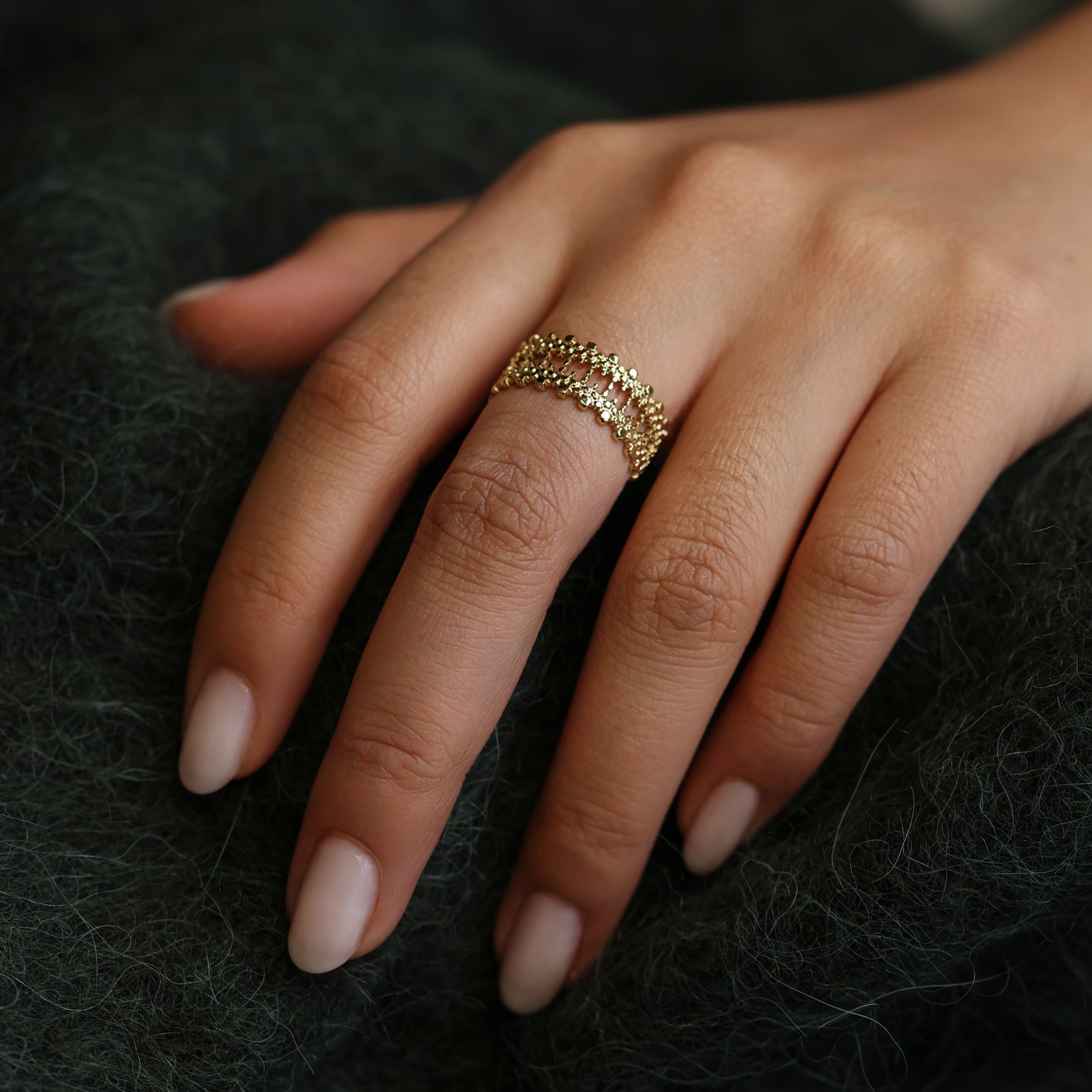 Goldener Ring mit filigraner Spitzenstruktur – Edelstahl, verstellbar