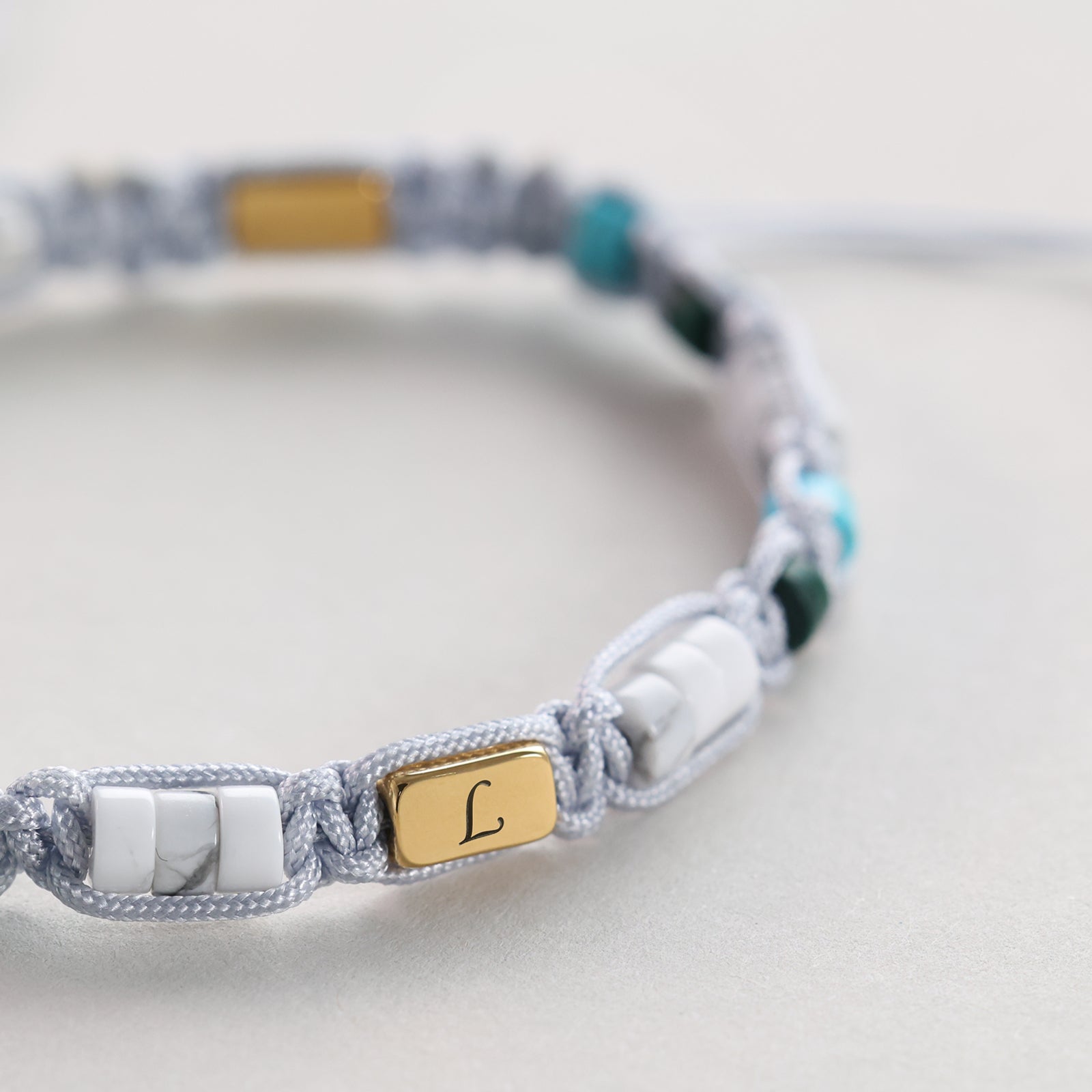 Makramee Armband aus Howlith, Malachit & Türkis – personalisierbar