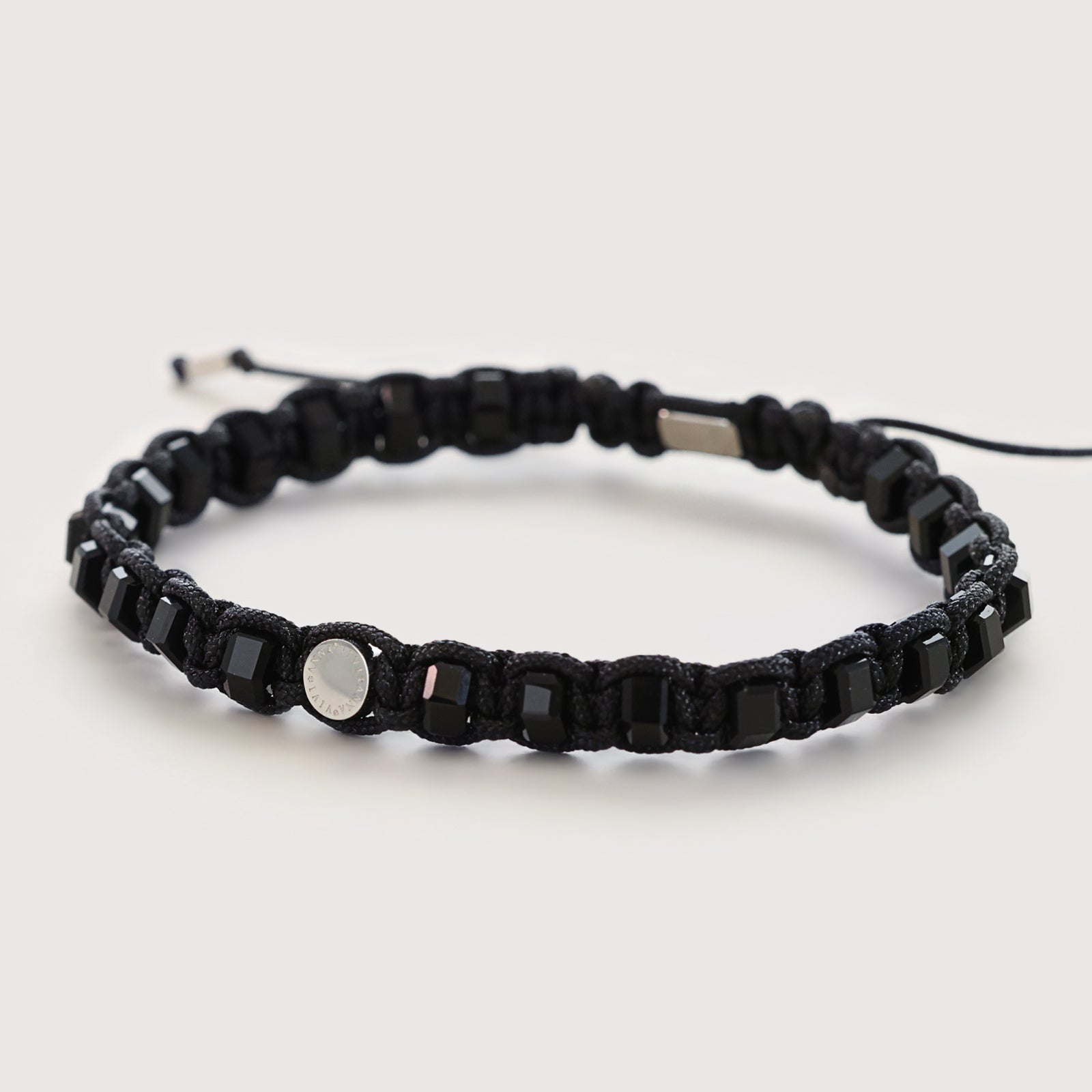 Makramee Armband mit schwarzem Onyx – handgeknüpft & gravierbar