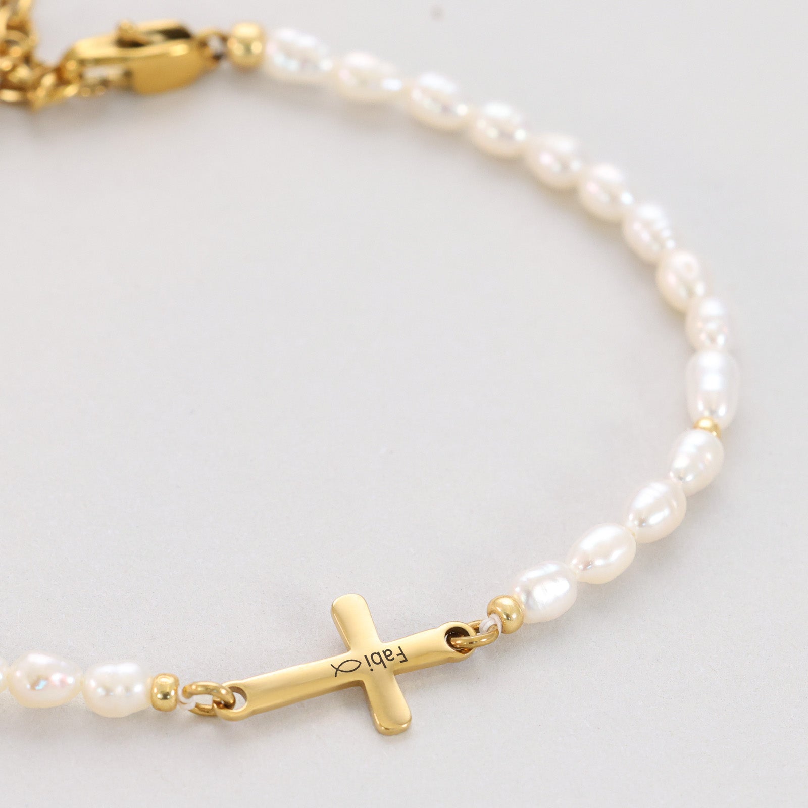 Süßwasserperlenarmband mit Kreuz