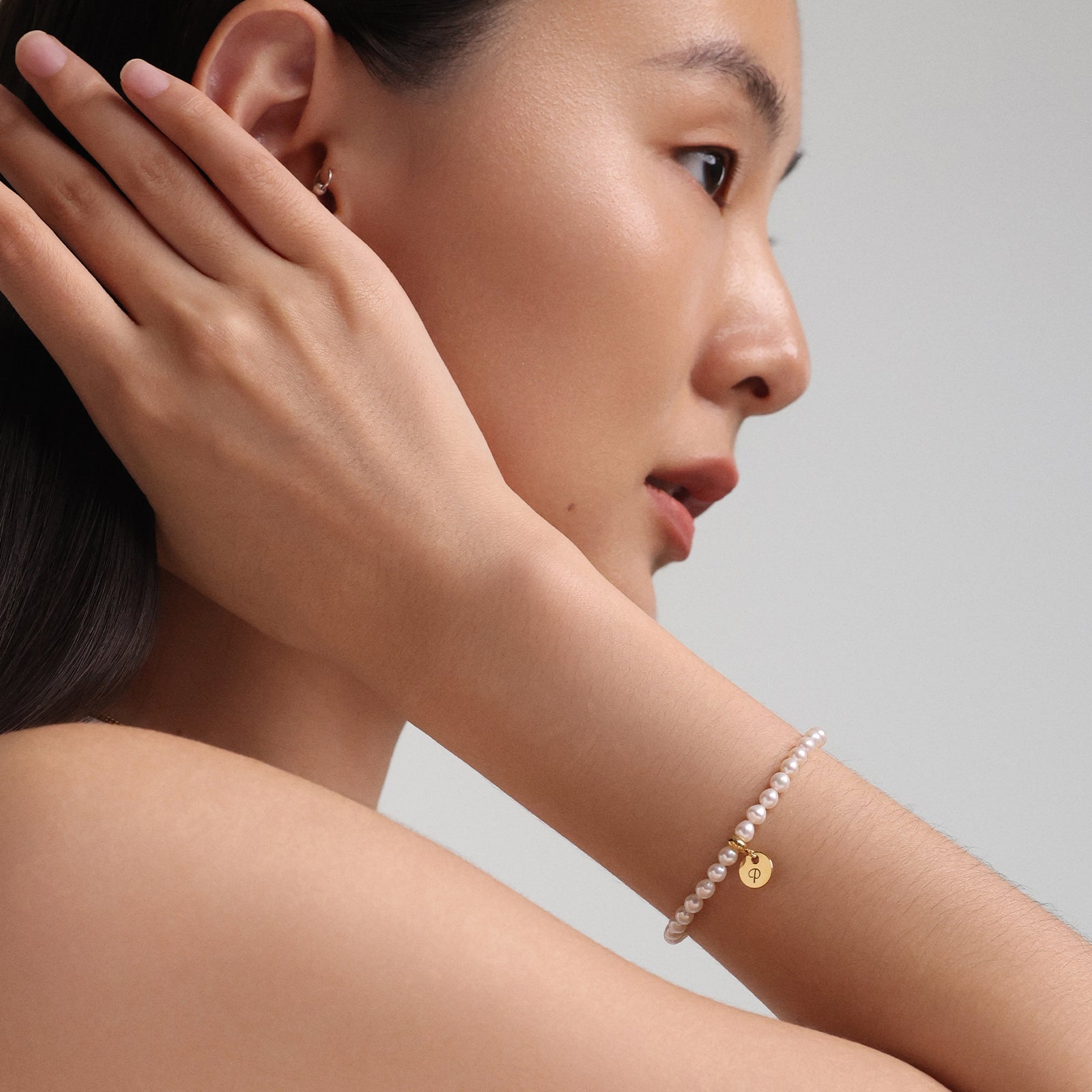 Perlenarmband aus Süßwasserperlen mit rundem Plättchen