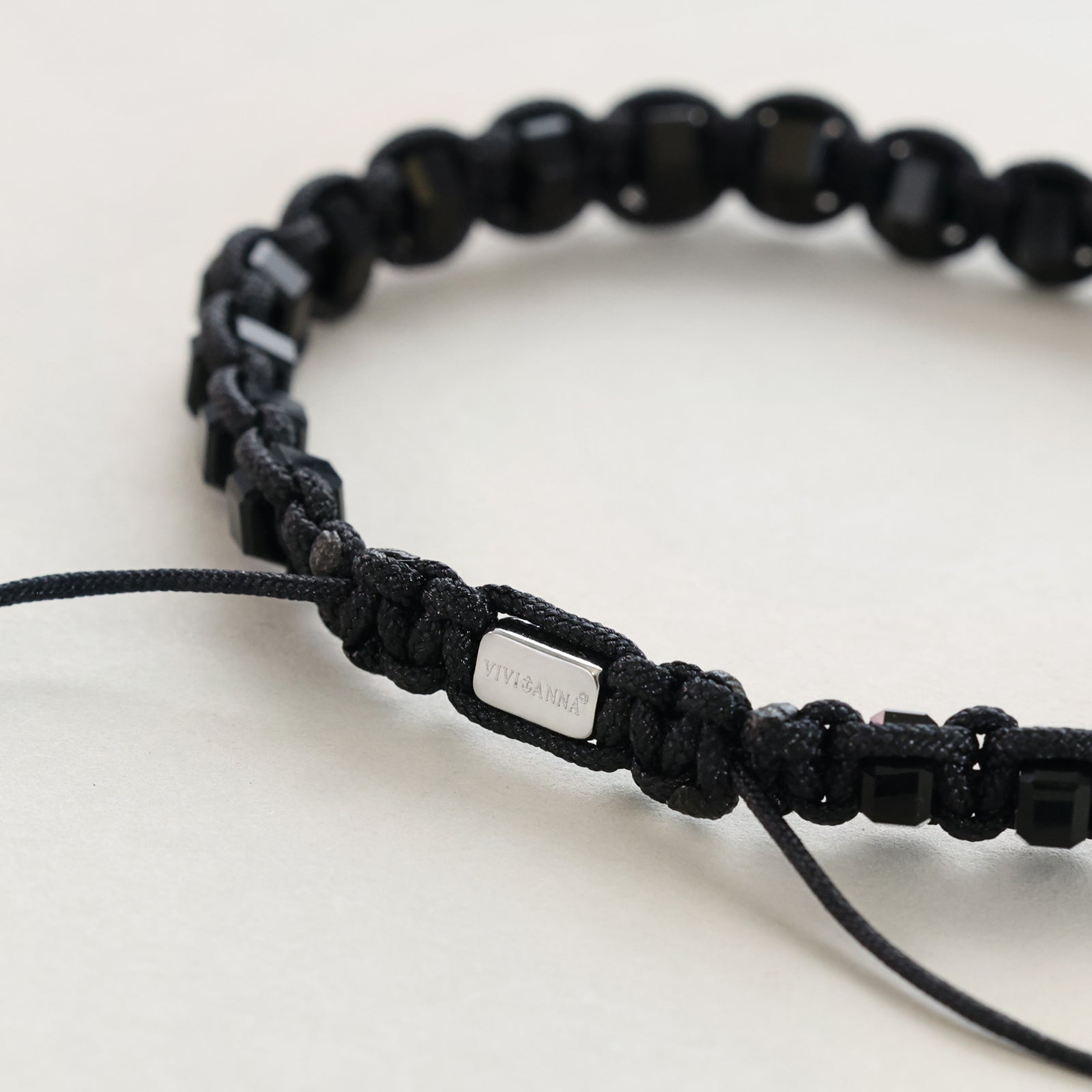 Makramee Armband mit schwarzem Onyx – handgeknüpft & gravierbar