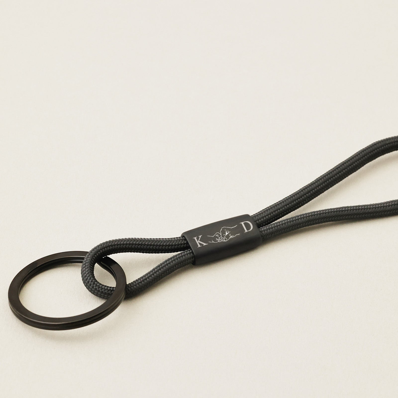 Segeltau Schlüsselband mit Gravur in Schwarz – Gravur mit zwei Initialen K und D
