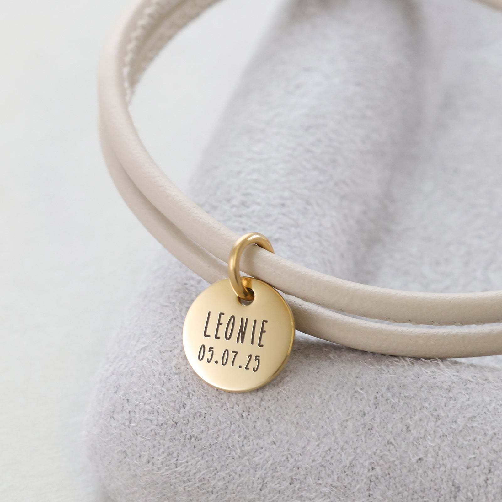 Personalisiertes Lederarmband mit Gravurplättchen Damen Armband VIVIANNASCHMUCK