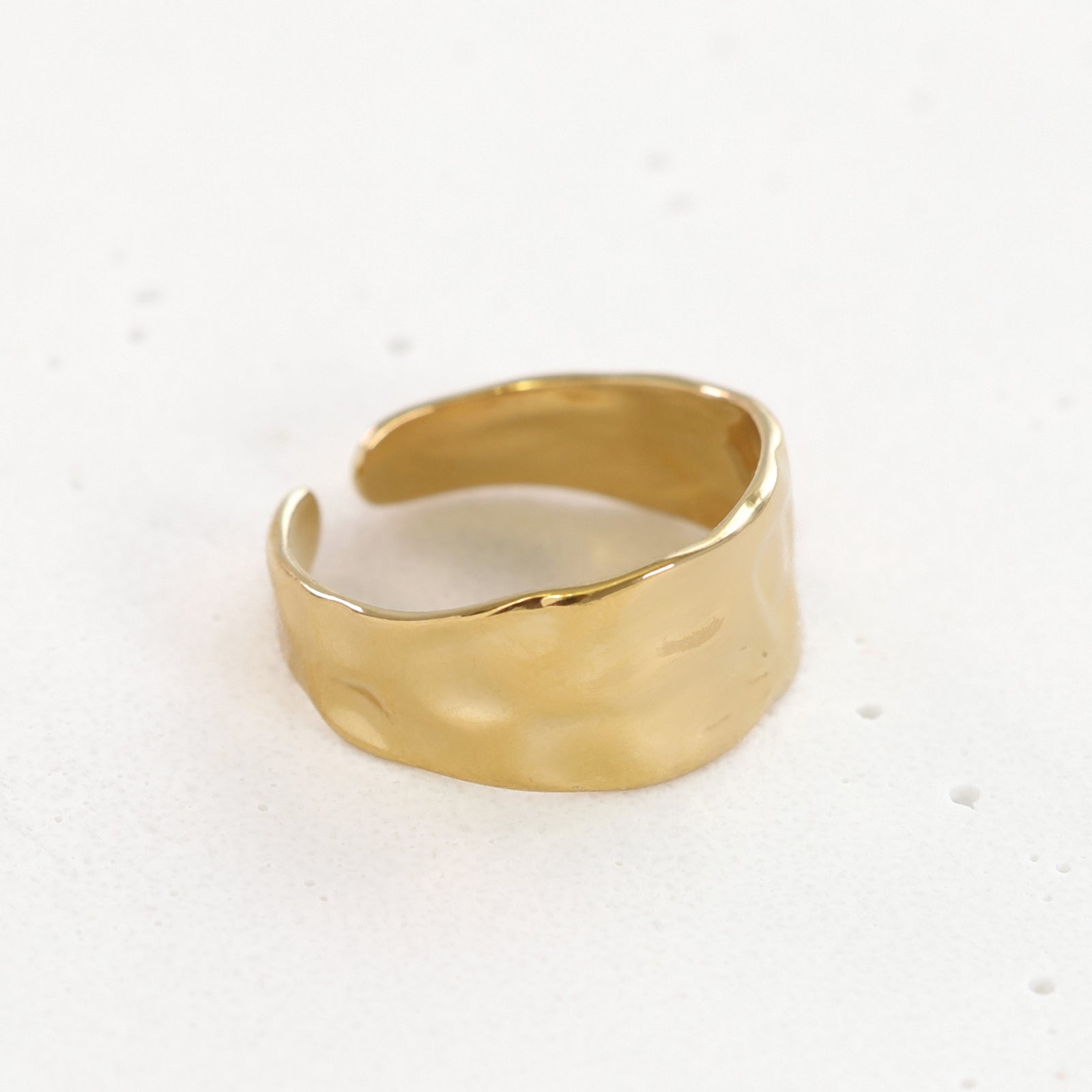 Goldener Ring mit Hammerschlag-Optik – Edelstahl, verstellbar
