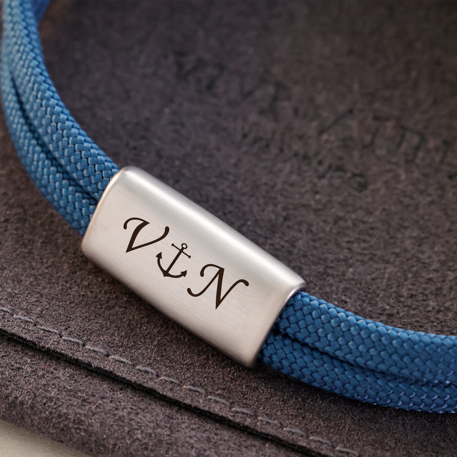 Personalisiertes Segeltau Armband mit Gravur zur Kommunion – Detailaufnahme mit Initialen und Ankersymbol