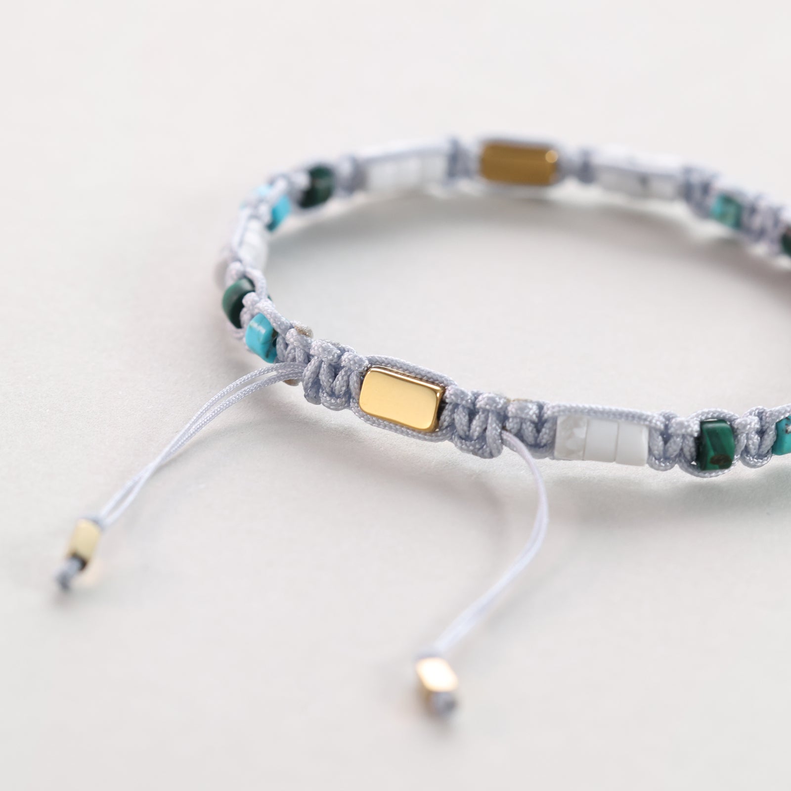 Makramee Armband aus Howlith, Malachit & Türkis – personalisierbar