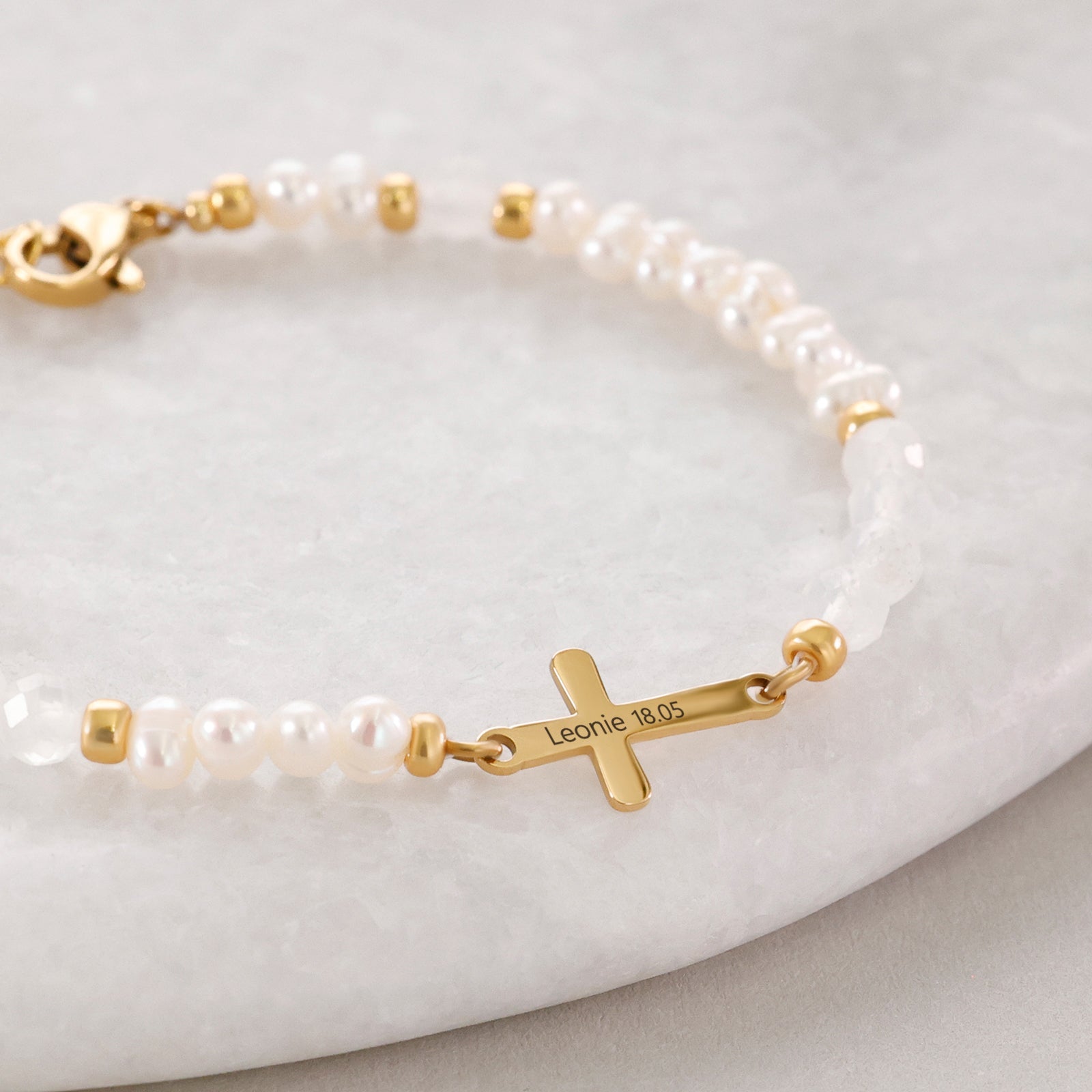 Mondstein & Süßwasserperlen-Armband mit Kreuz zur Kommunion – Kreuzanhänger mit Name und Datum graviert