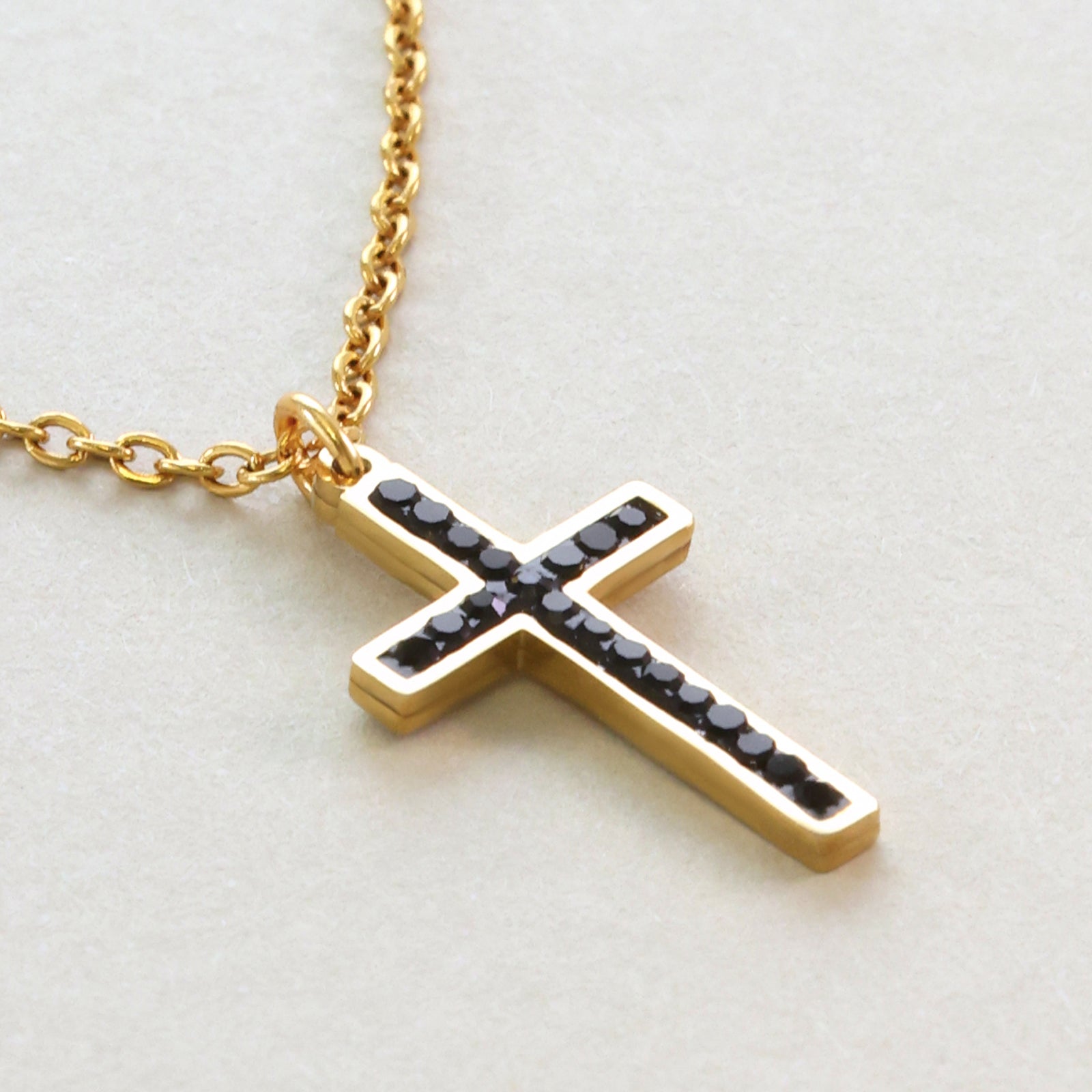 Kreuzkette aus Edelstahl mit schwarzen Zirkonia