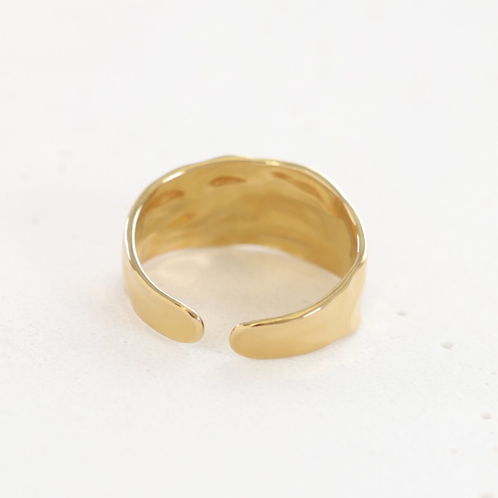 Goldener Ring mit Hammerschlag-Optik – Edelstahl, verstellbar