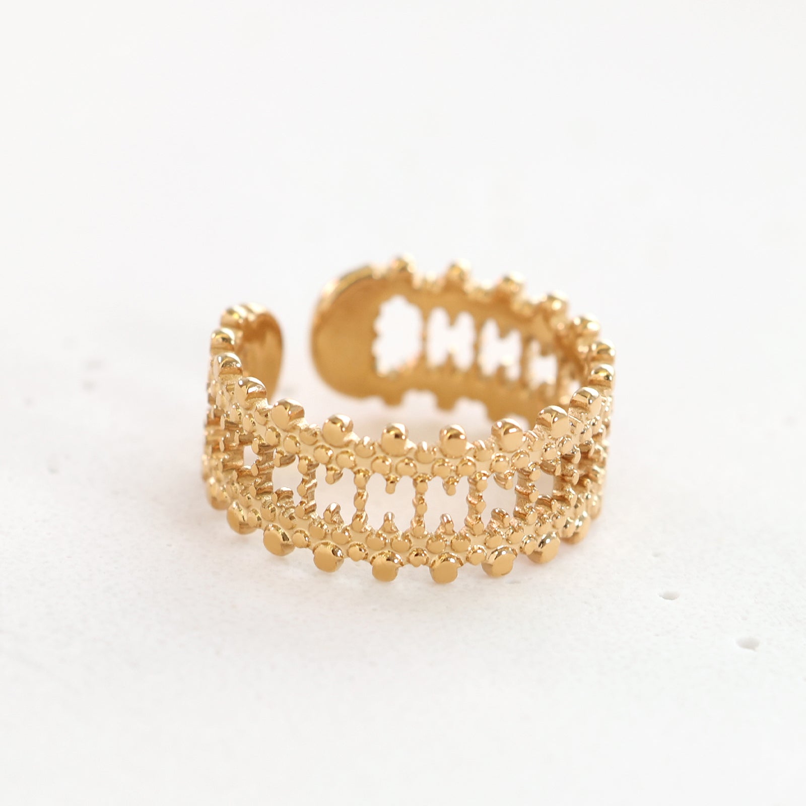 Goldener Ring mit filigraner Spitzenstruktur – Edelstahl, verstellbar