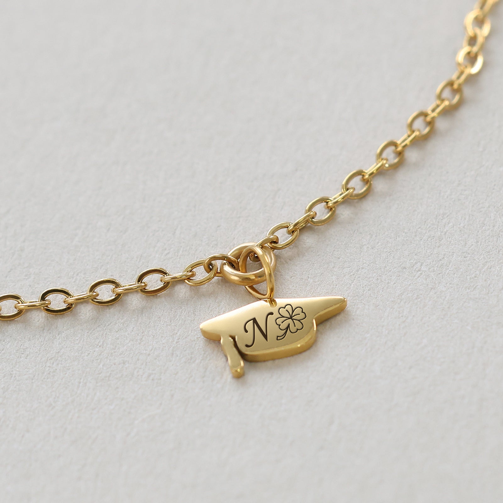 Personalisiertes Abschluss Armband mit Doktorhut Anhänger Damen Armband VIVIANNASCHMUCK