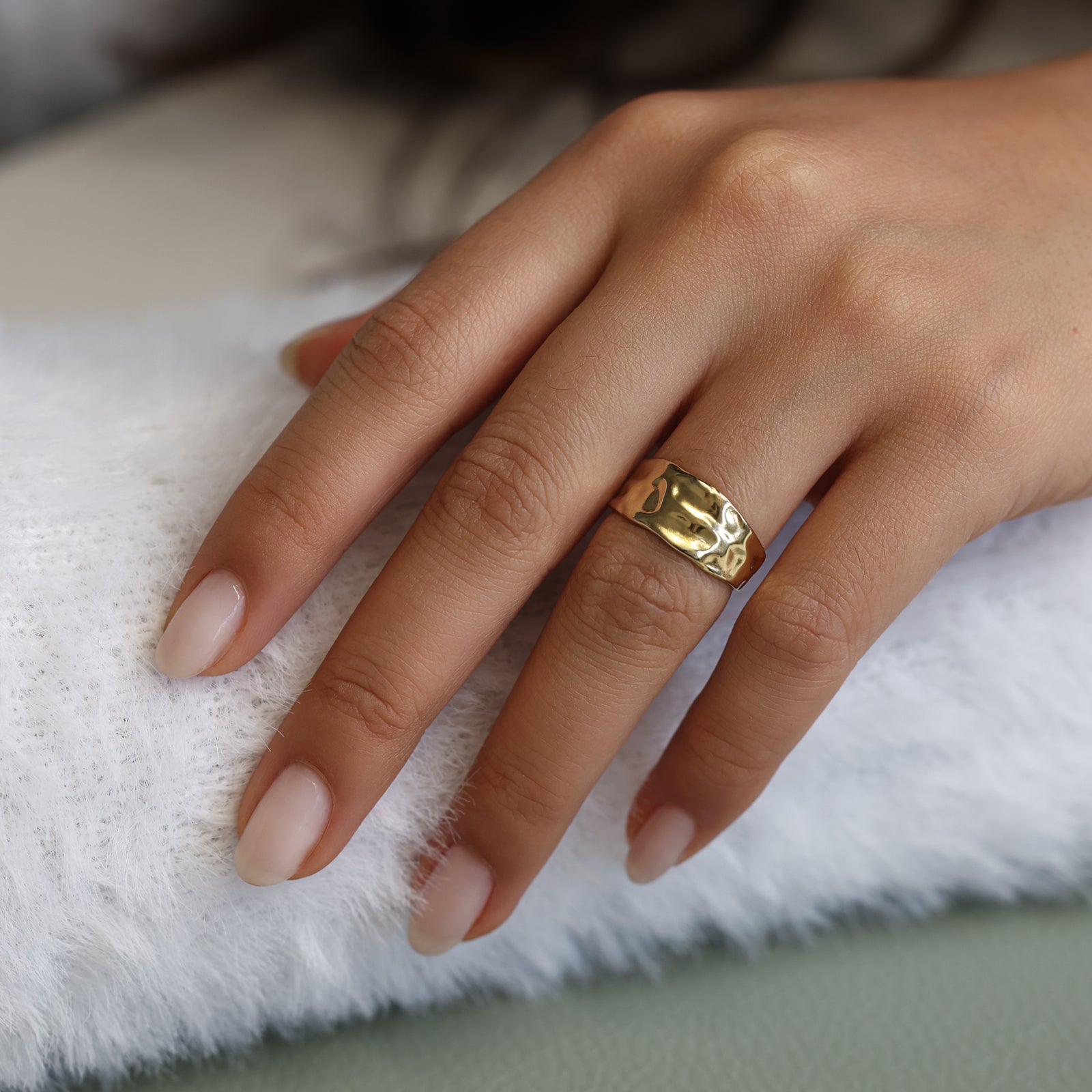 Goldener Ring mit Hammerschlag-Optik – Edelstahl, verstellbar