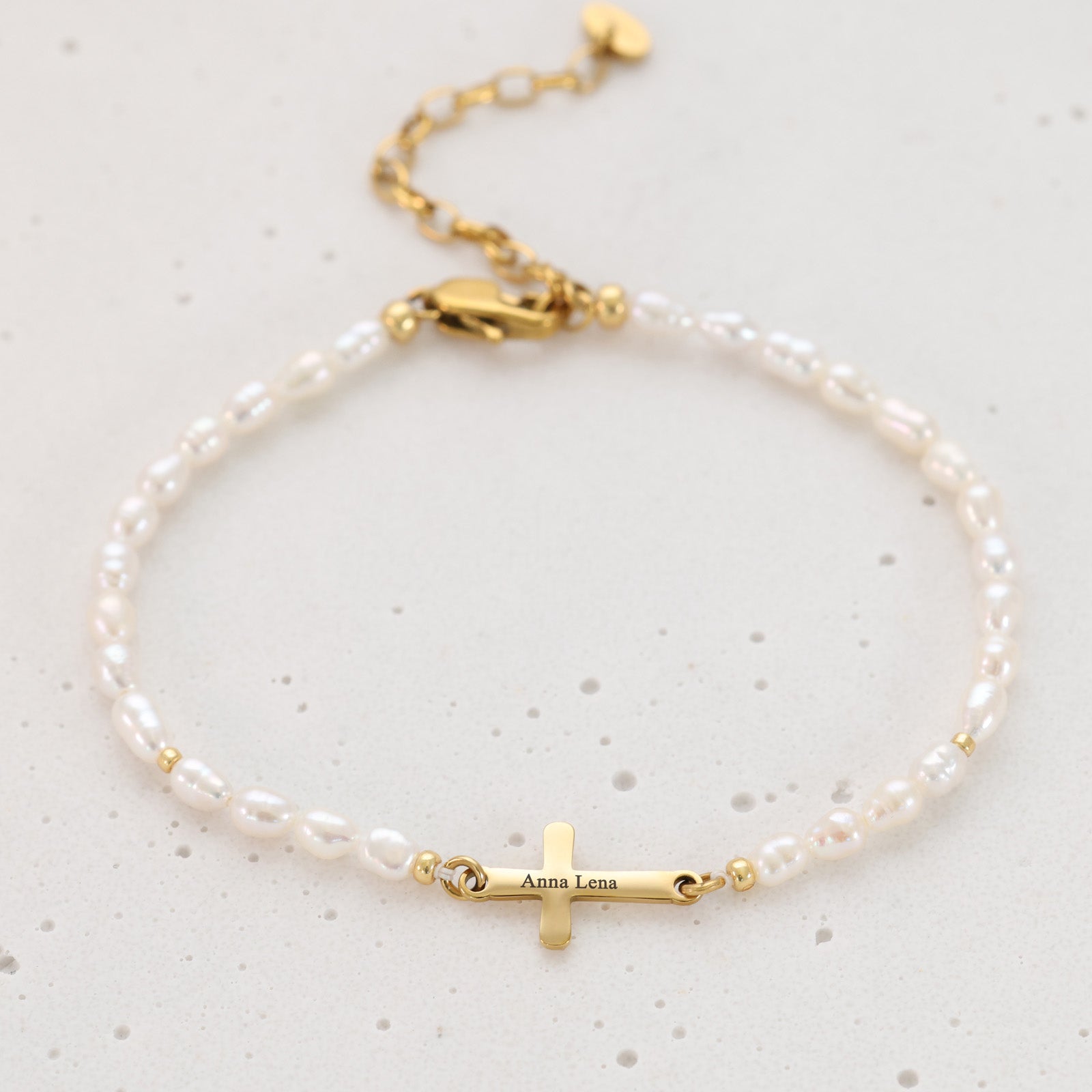 Süßwasserperlenarmband mit Kreuz