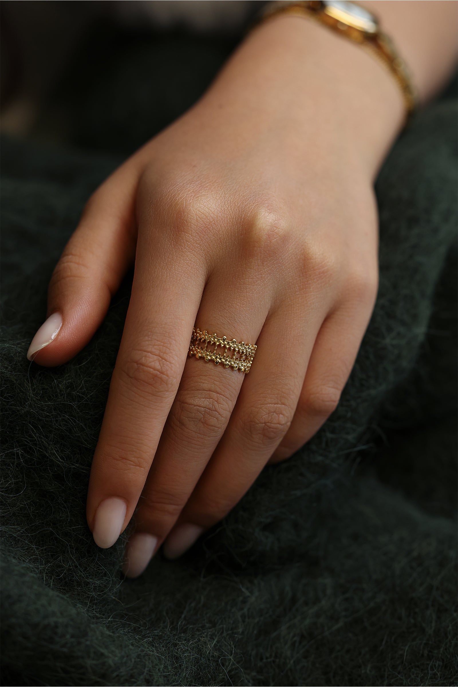 Goldener Ring mit filigraner Spitzenstruktur – Edelstahl, verstellbar